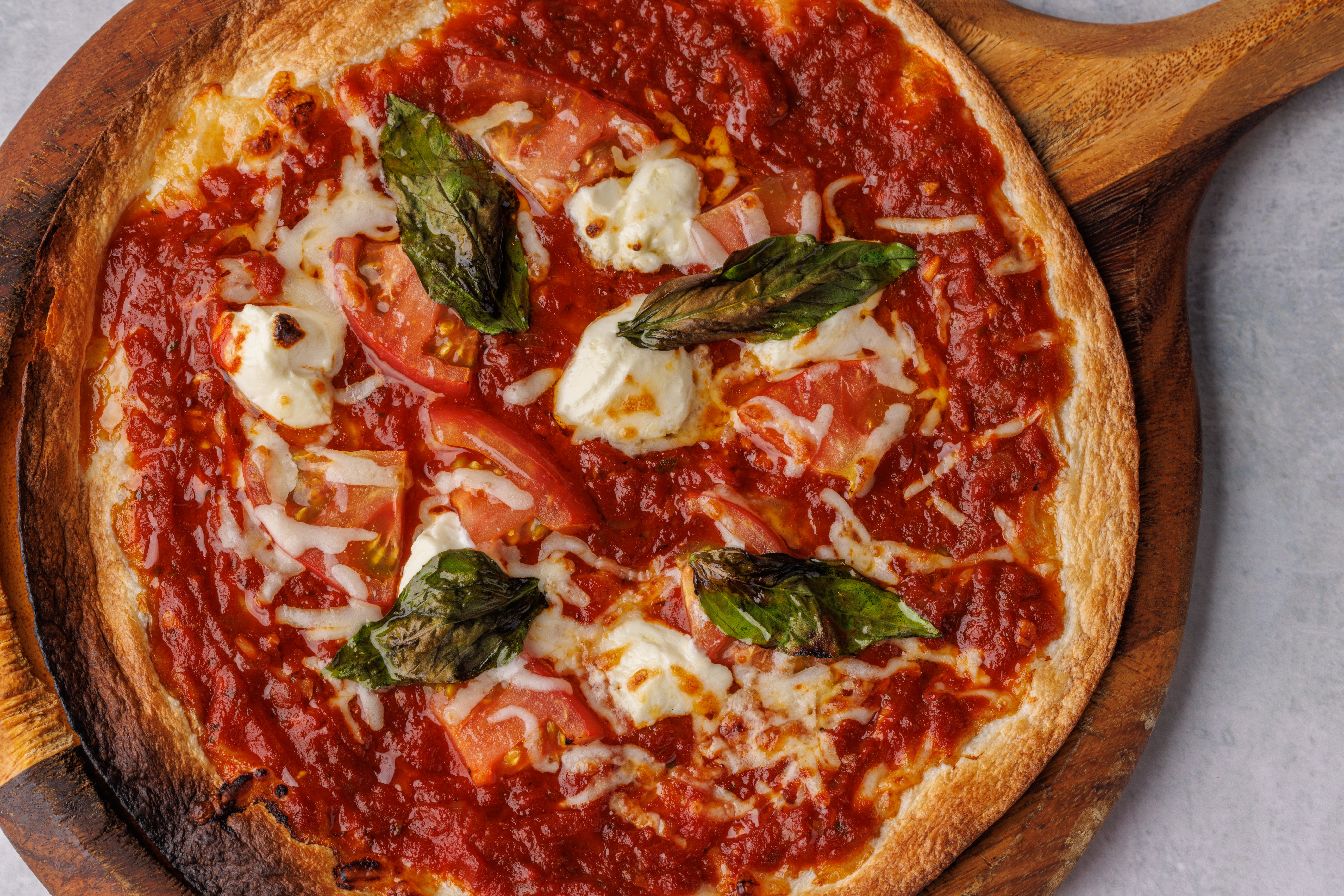 地場トマトを使ったマルゲリータピザ