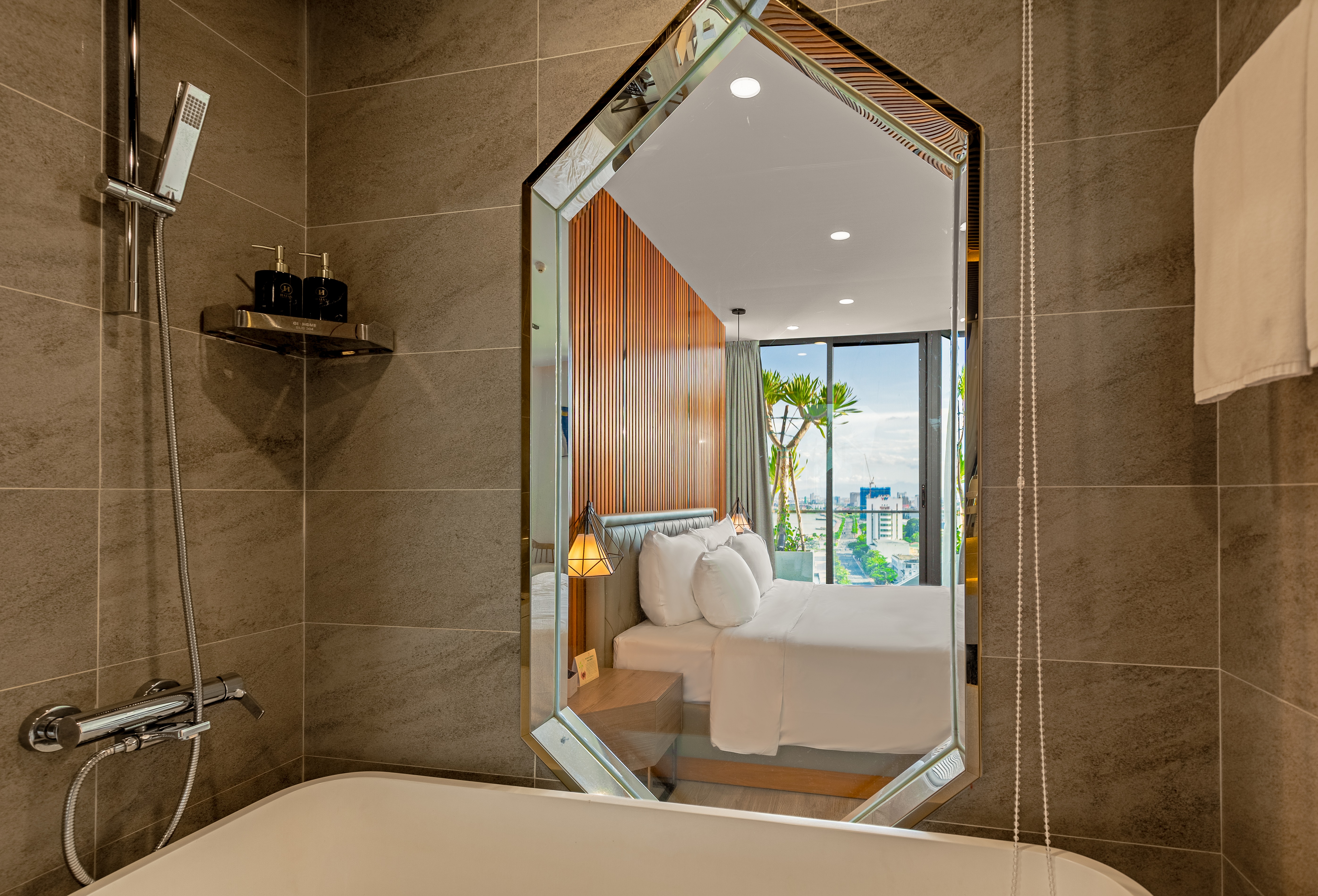 Deluxe Riverview with Balcony_bathtub