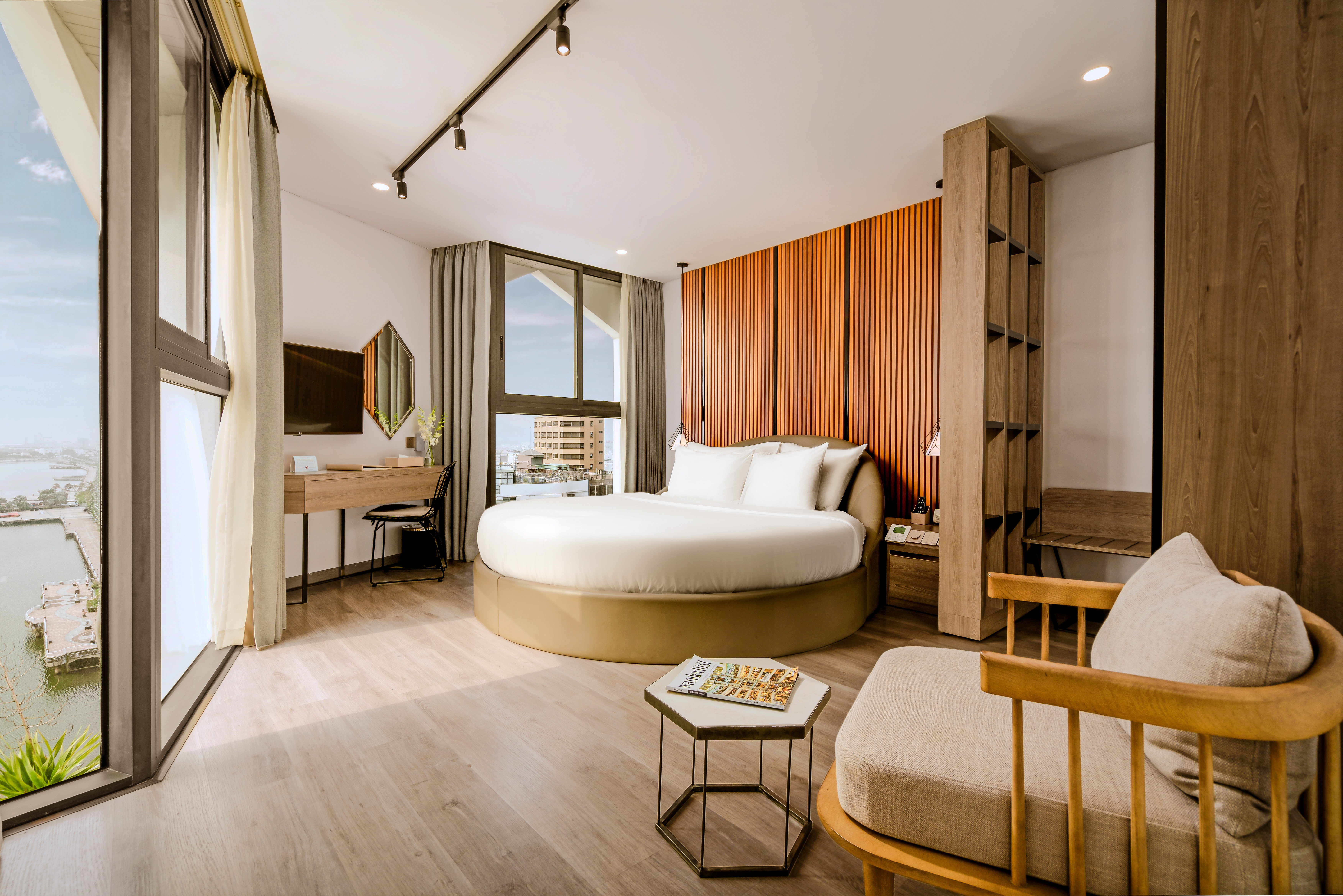 Deluxe Riverfront_round bed