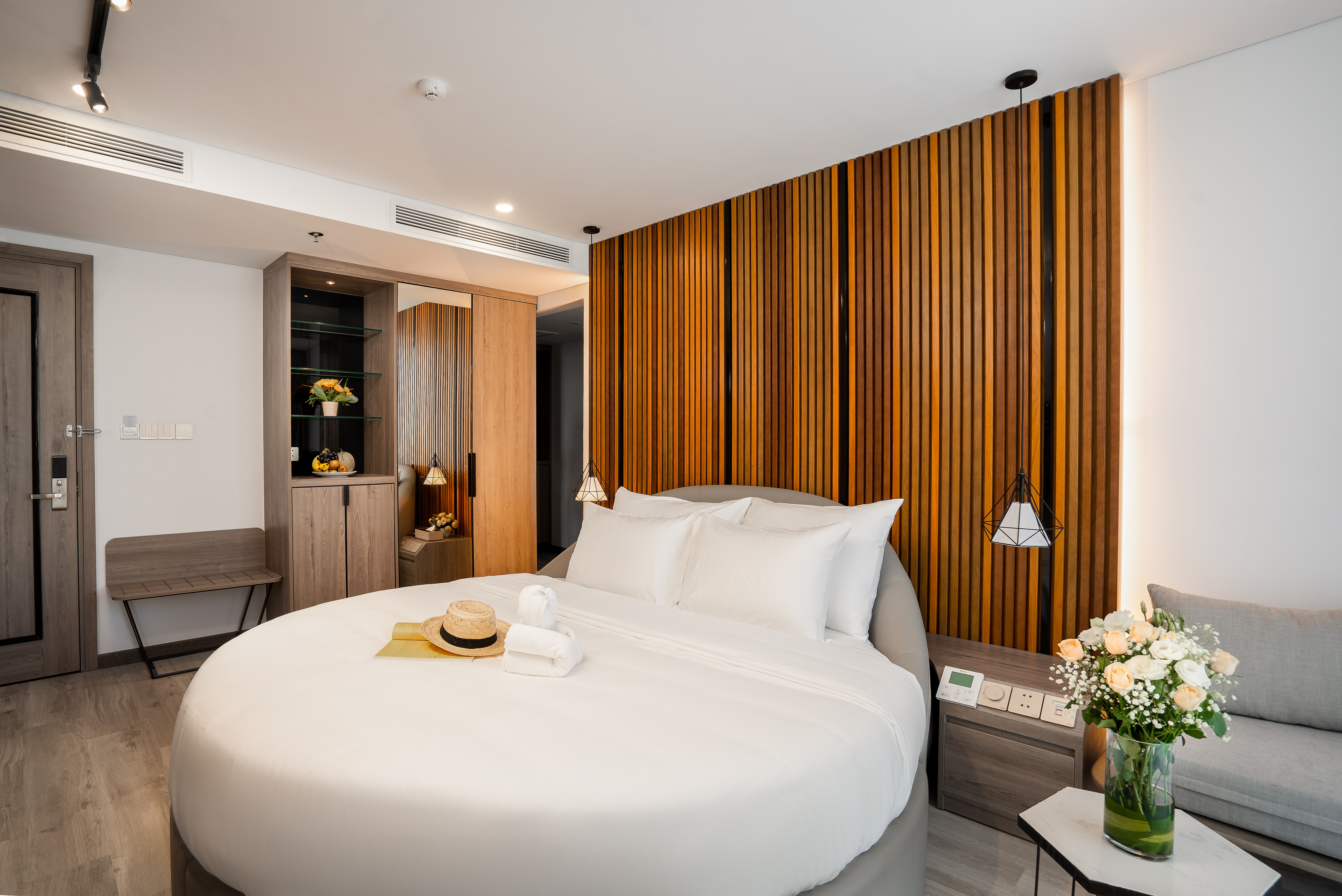 Deluxe Riverfront with Balcony_Round bed