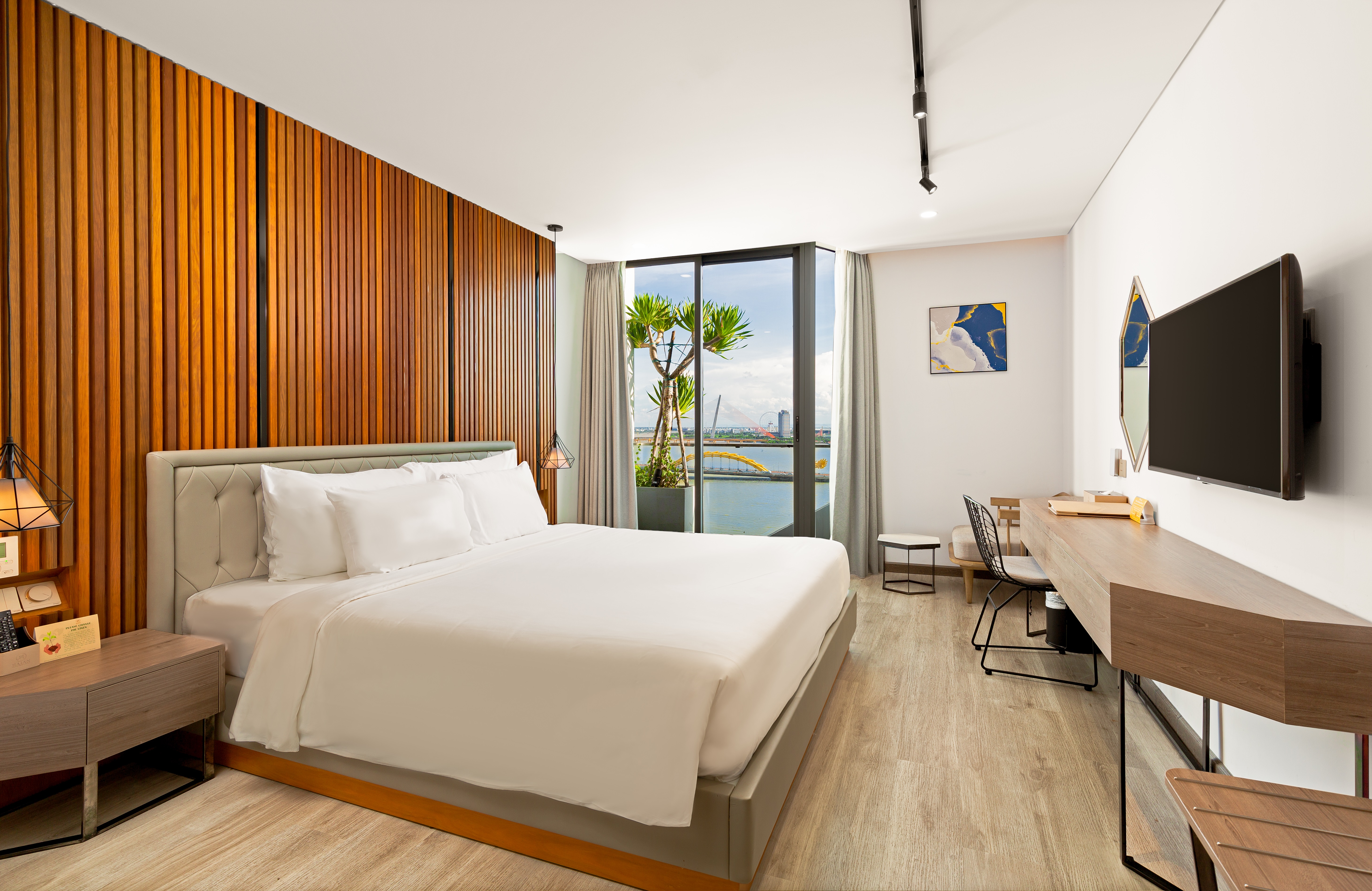 Deluxe Riverfront with Balcony_Square bed