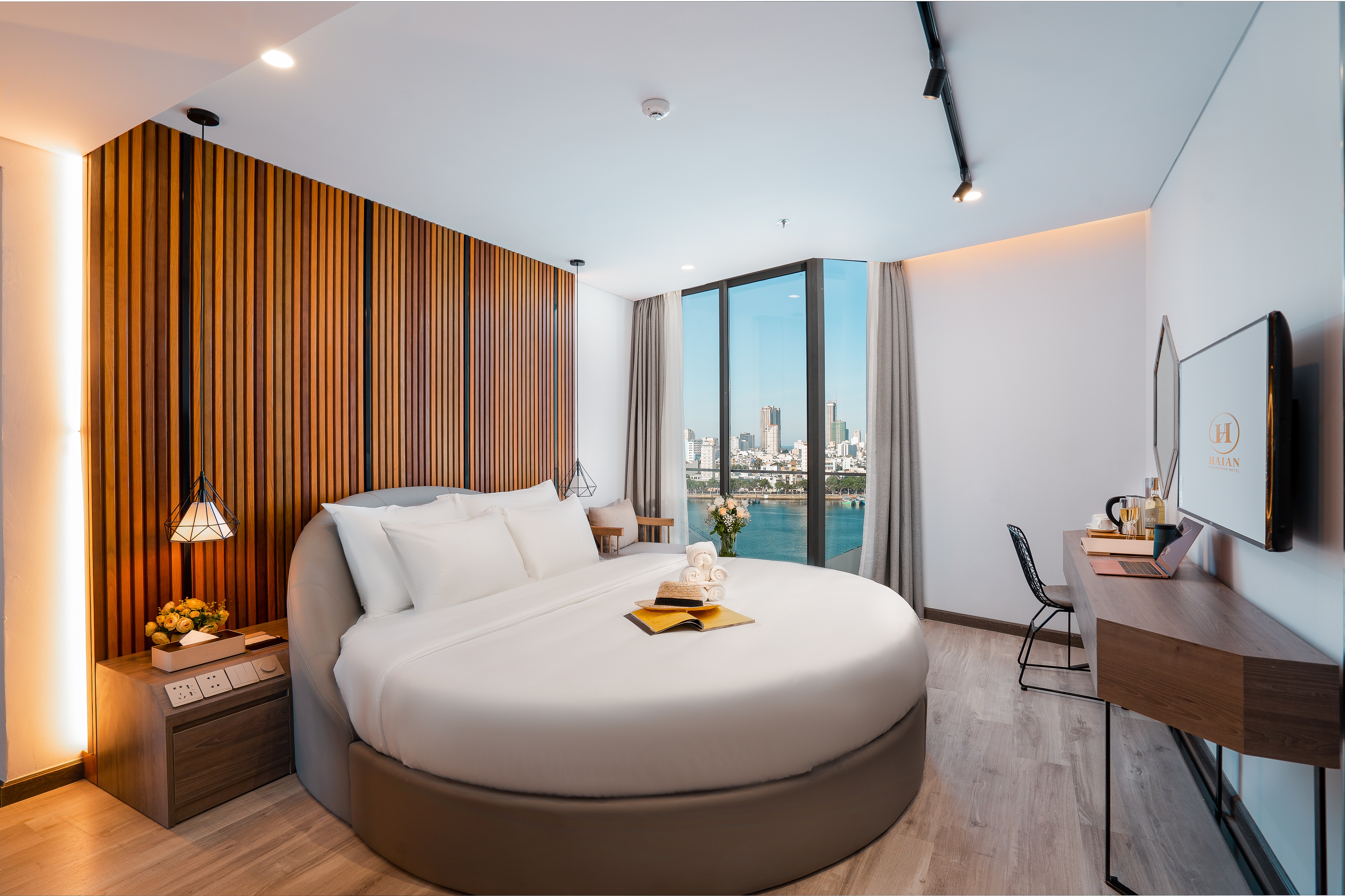 Deluxe Riverfront with Balcony_Round bed