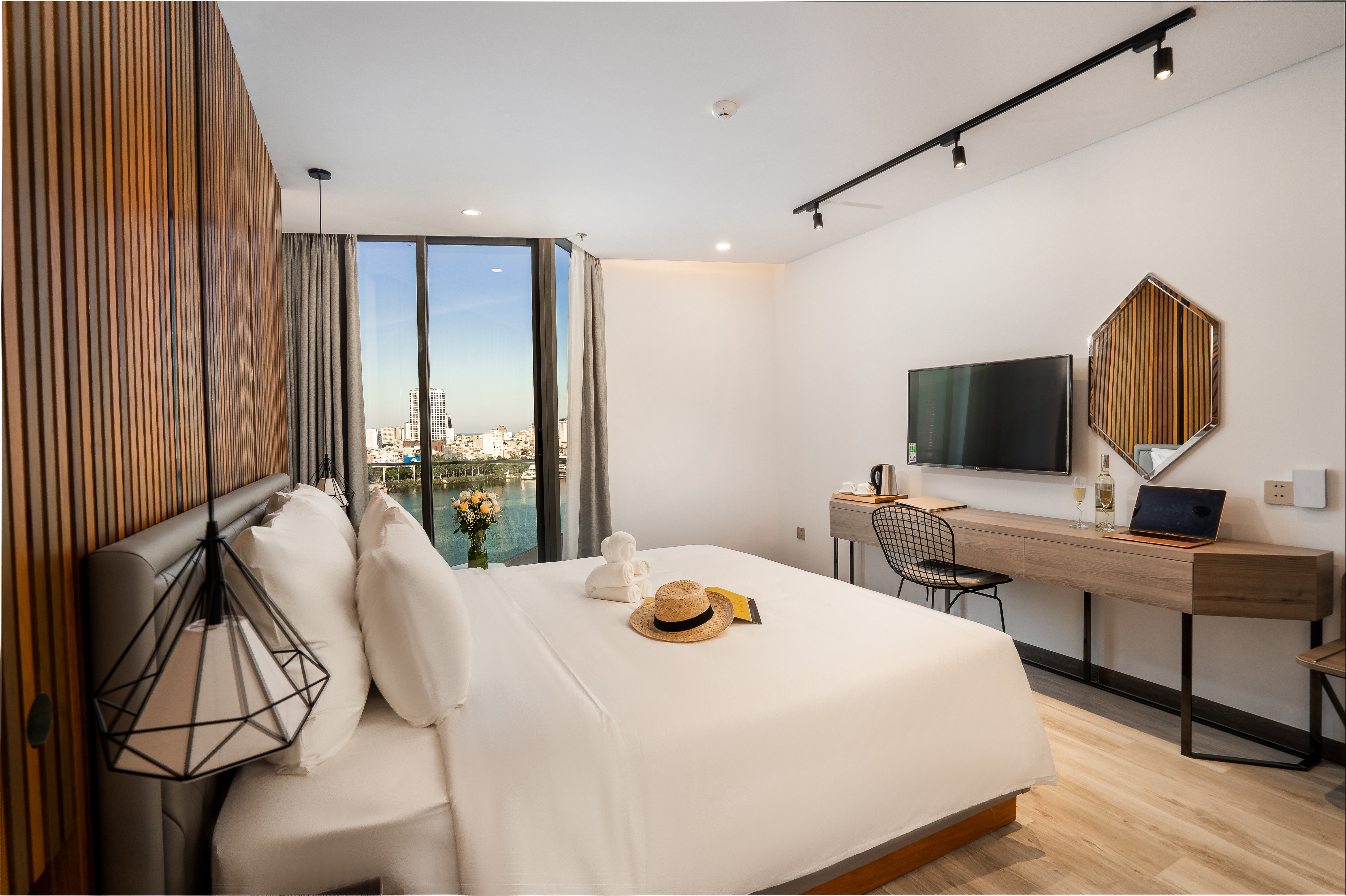 Deluxe Riverfront with Balcony_Square bed