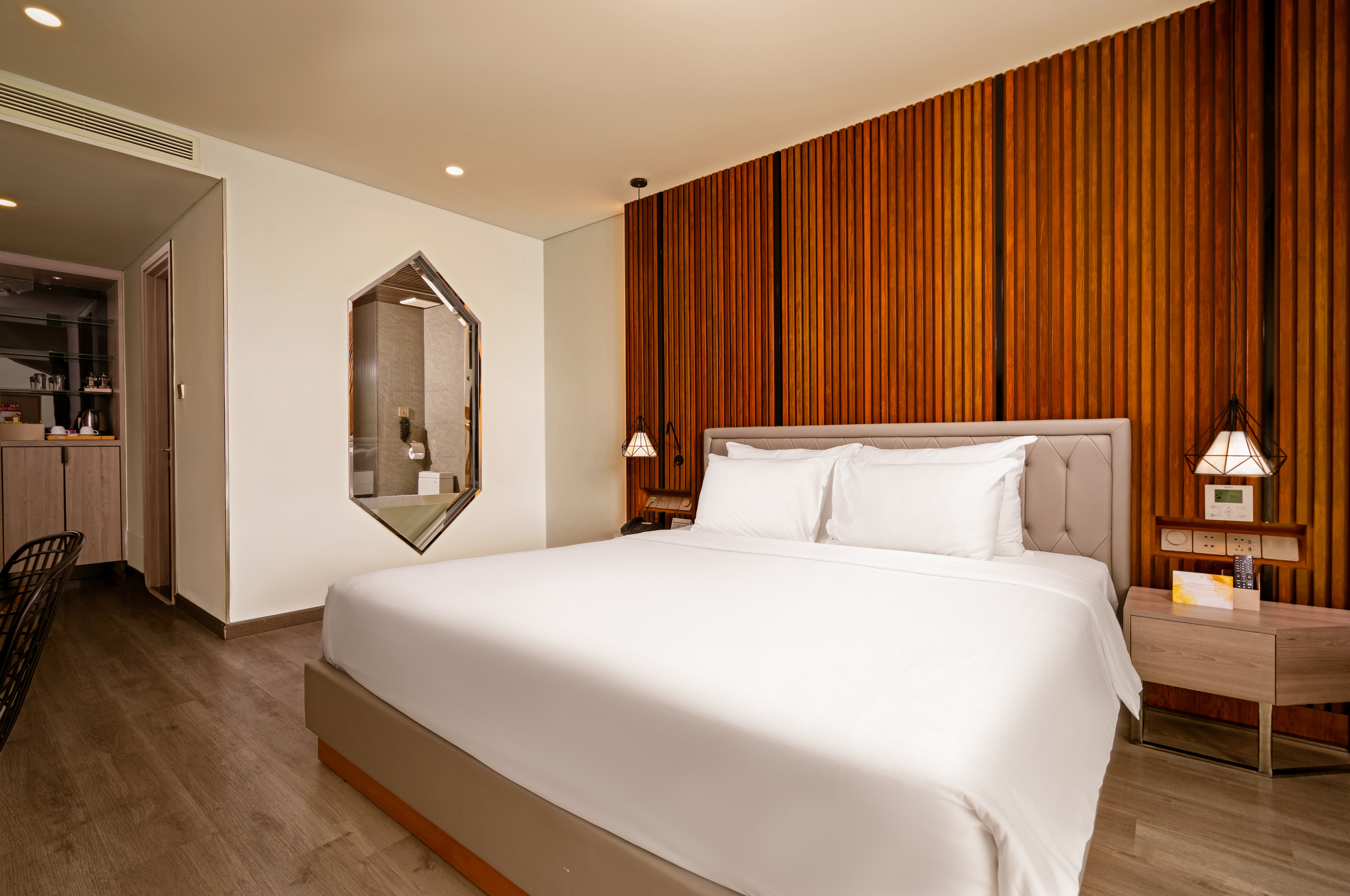 Deluxe Riverfront_square bed