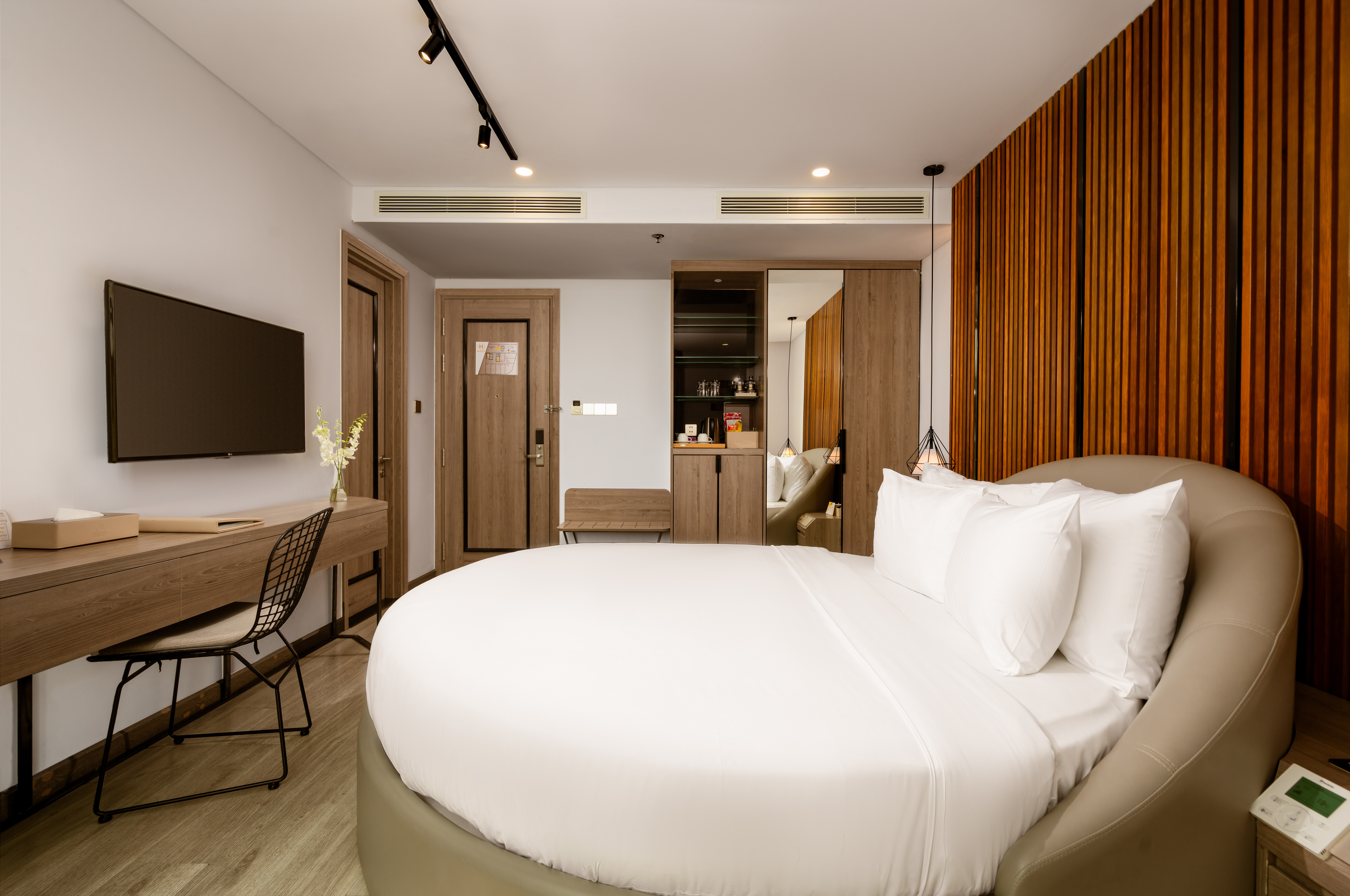 Deluxe Riverfront_round bed