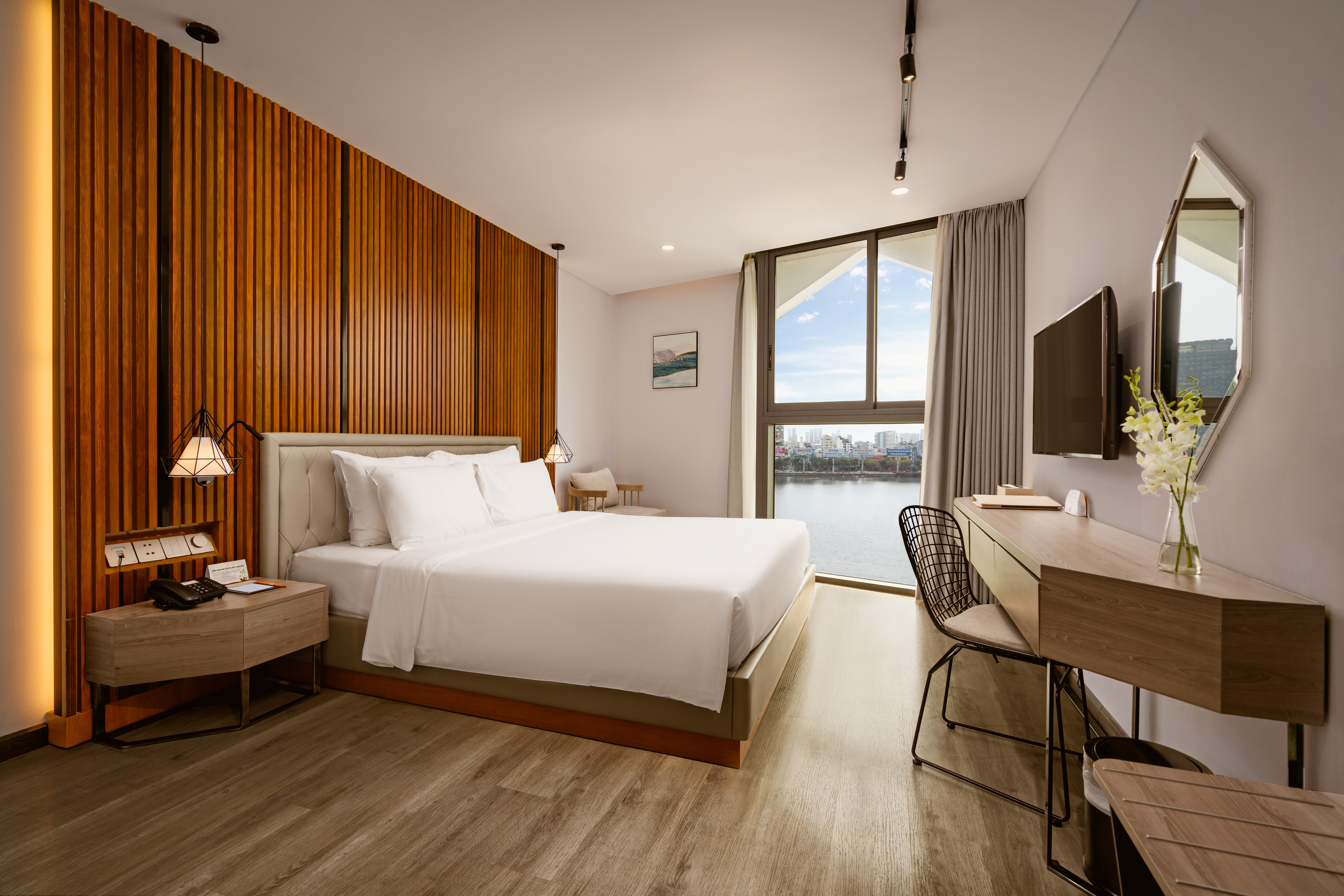 Deluxe Riverfront_square bed