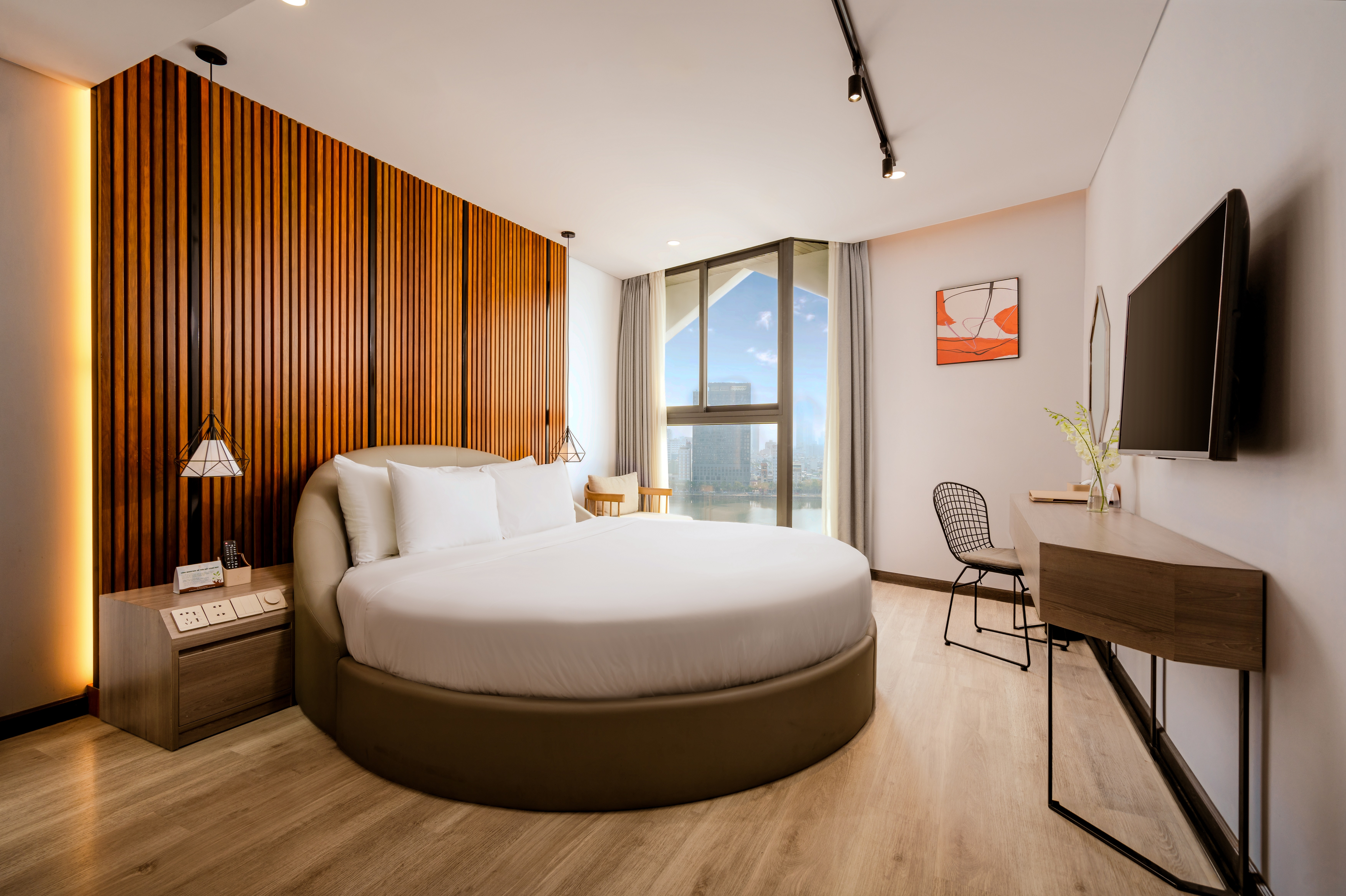 Deluxe Riverfront_round bed