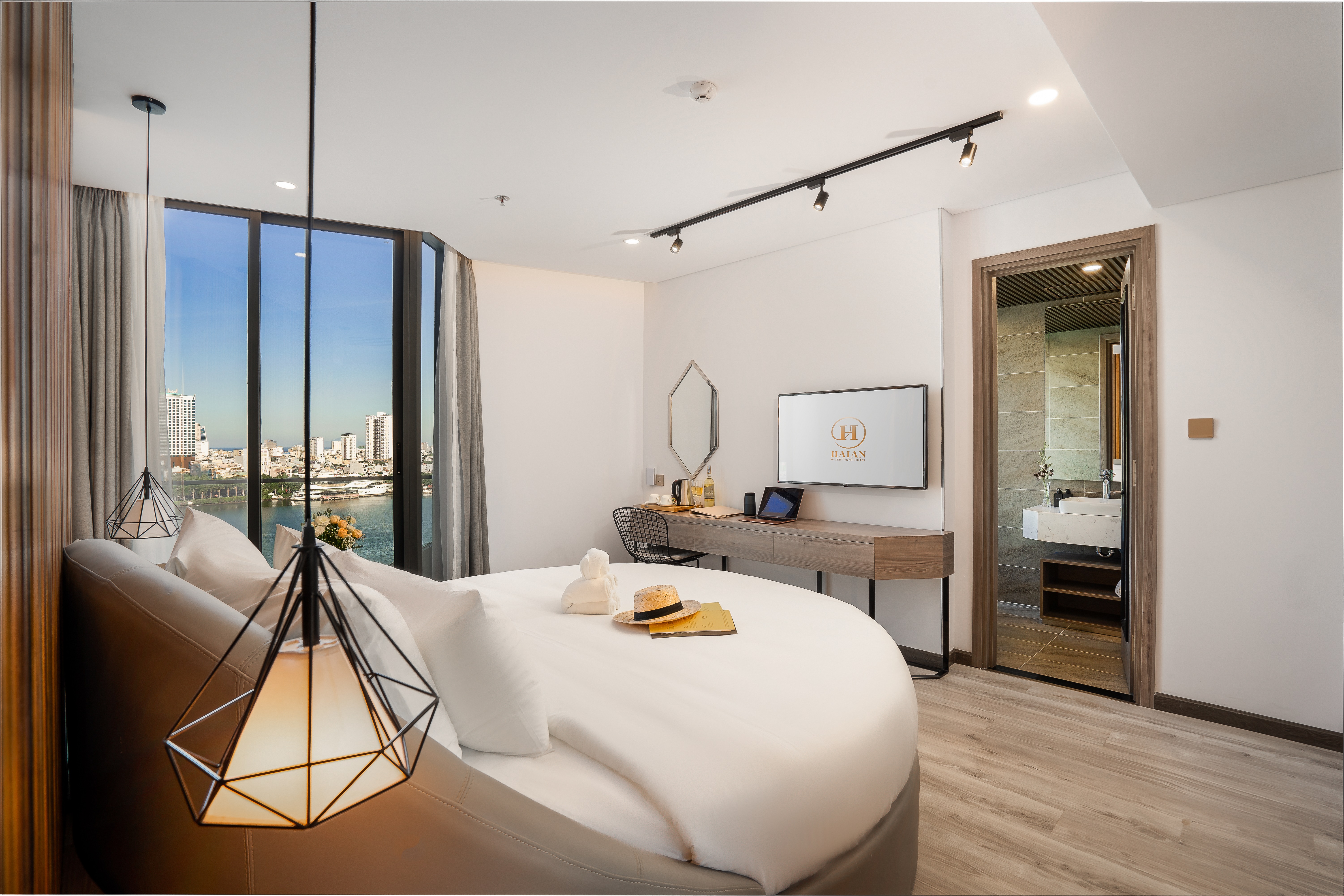 Deluxe Riverfront with Balcony_Round bed