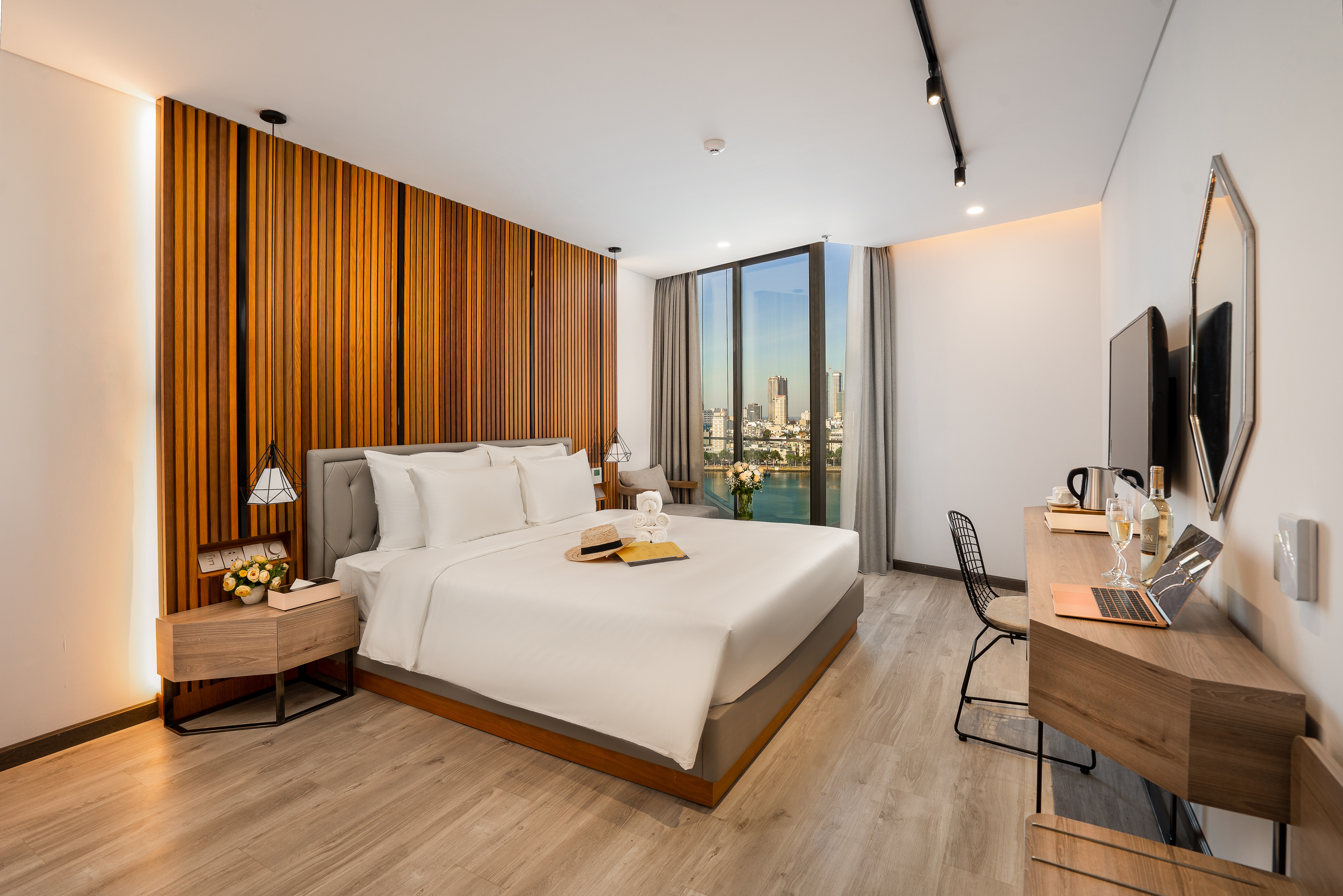 Deluxe Riverfront with Balcony_Square bed