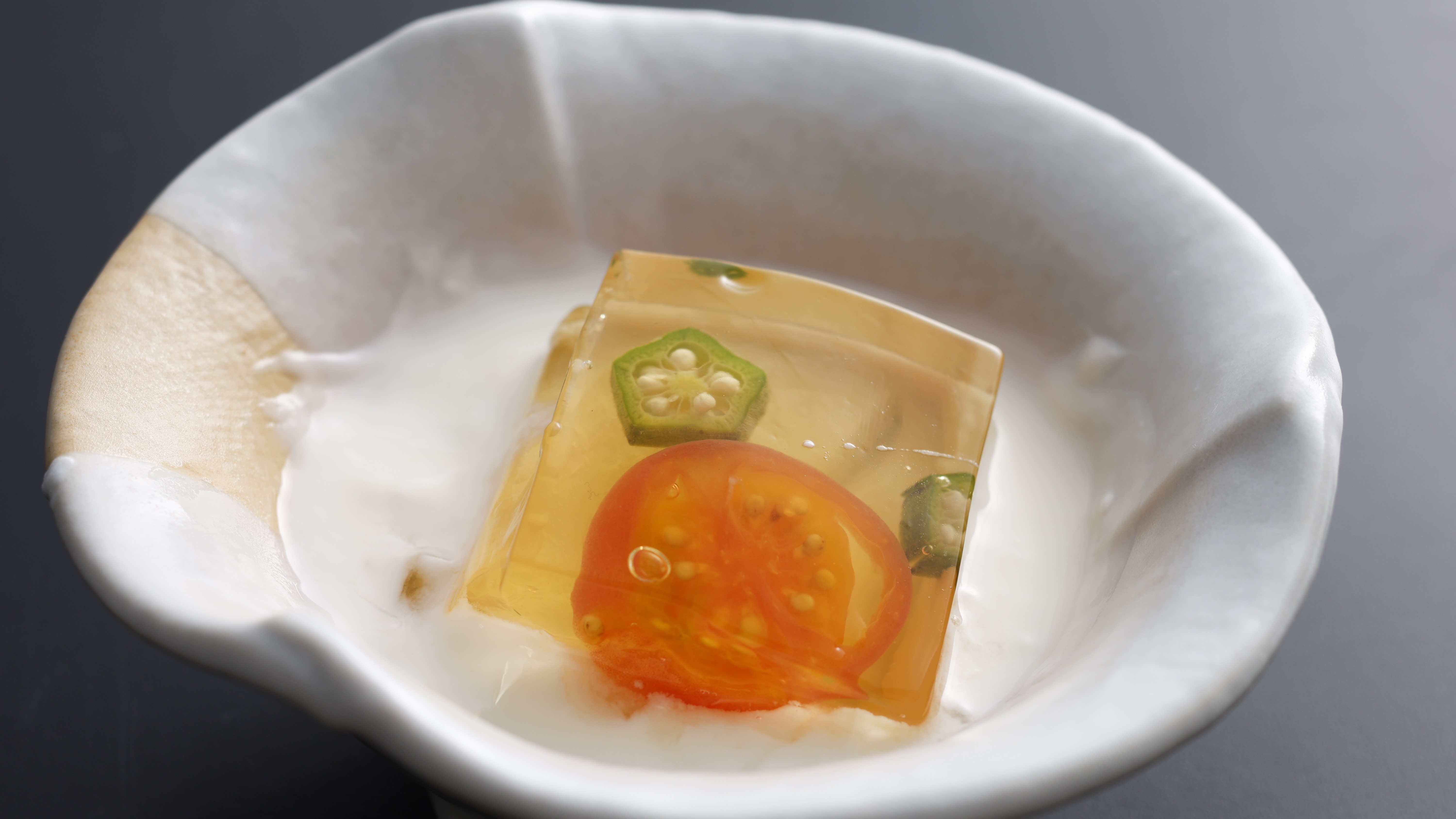 【春のお料理】オクラとトマトのゼリー寄せ～蟹サワークリーム～