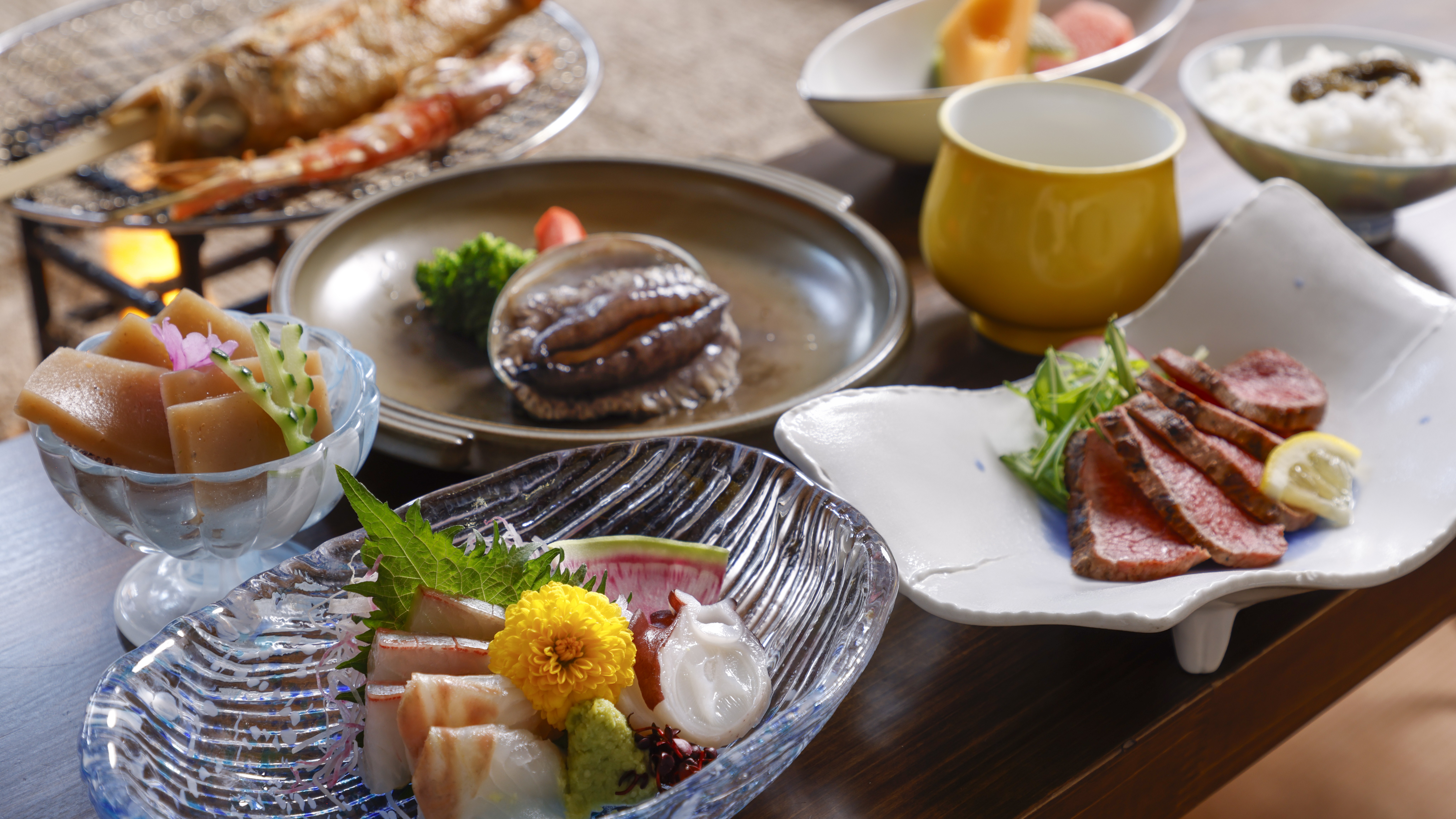【夏・囲炉裏会席】磯の香り立ち込める鮑陶板焼きに鮮度が売りのお刺身3種盛りなどを！