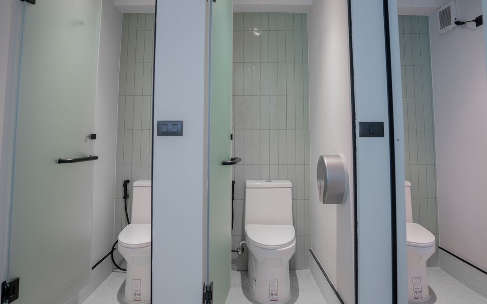 【男女混合】4人部屋のベッド （男性のバスルーム）