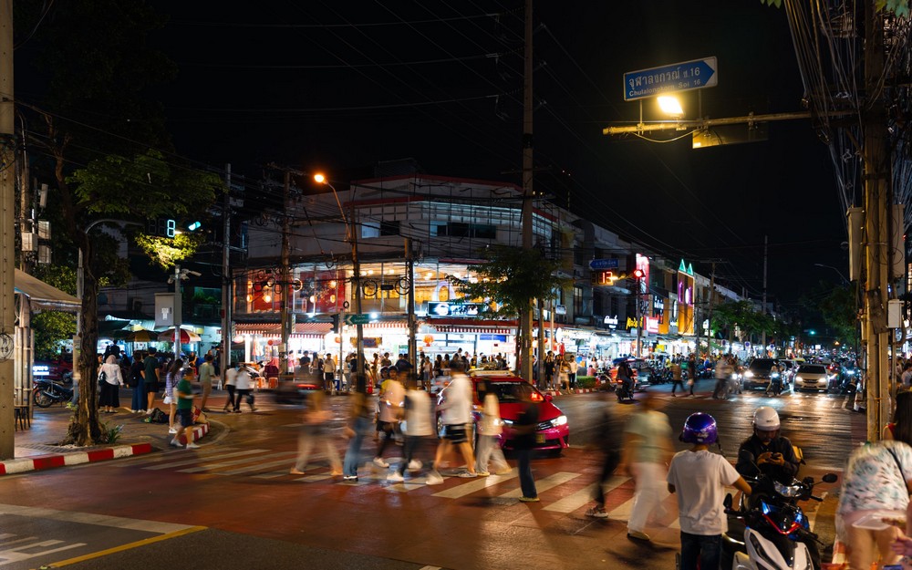 観光客で人気の飲食店街（バンタットン通り）