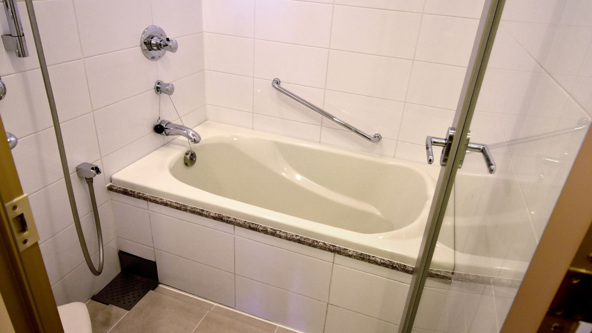 プレミアフロアのユミットバス。浴室はセパレート式