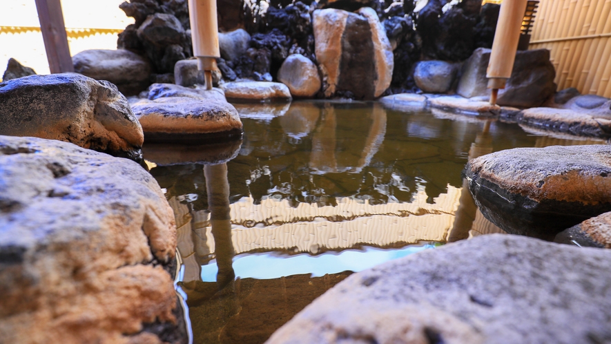 １F男女別浴場の渚ーNAGISAーは小さな露天風呂ですが潮風を感じられるお風呂です