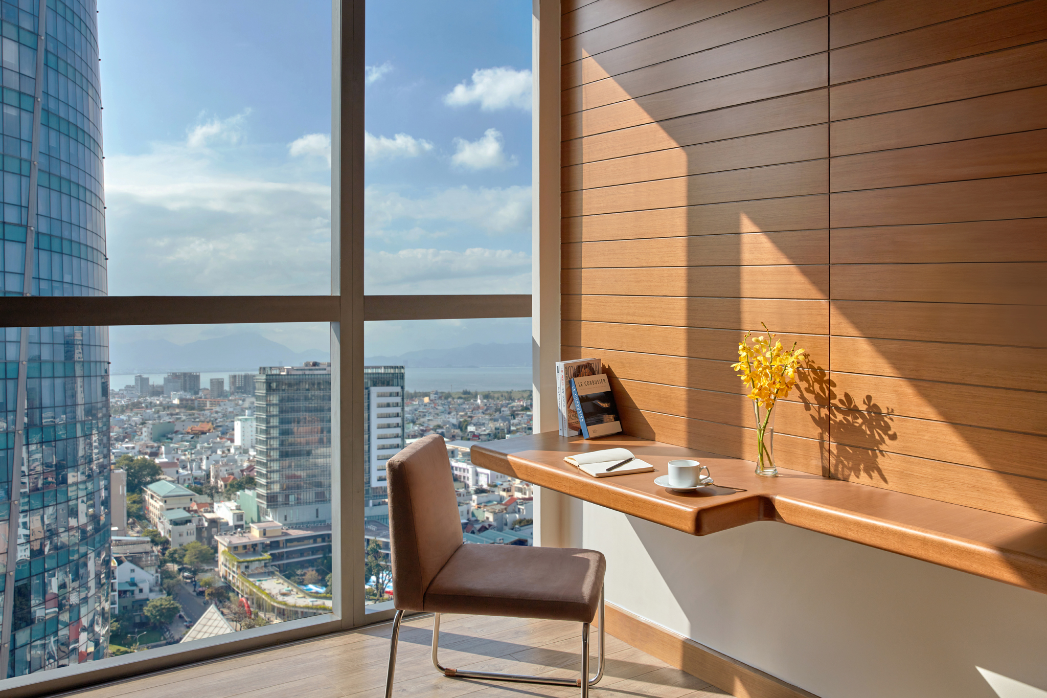 1 Bedroom Apartment, living room, bathtub