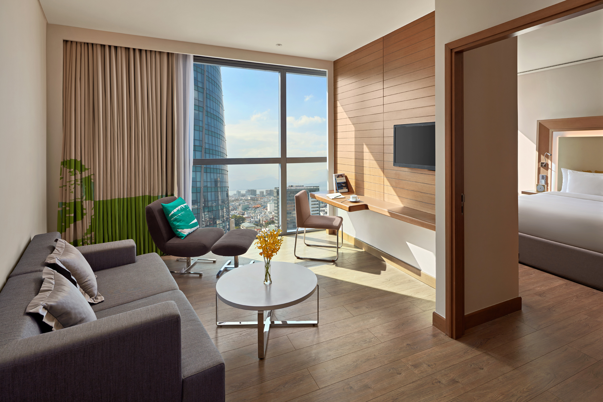 1 Bedroom Apartment, living room, bathtub