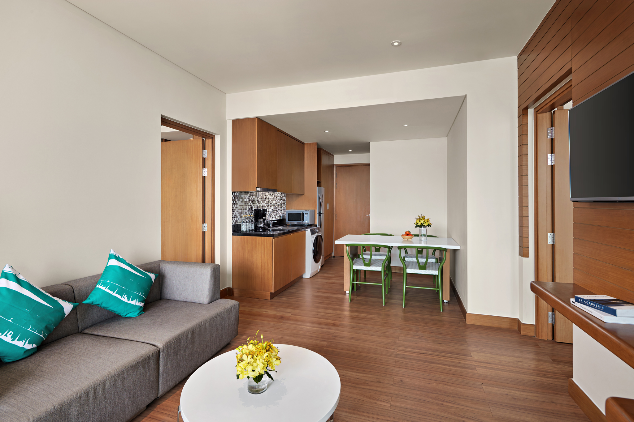 2-Bedrooms Apartment, balcony, living room,bathtub