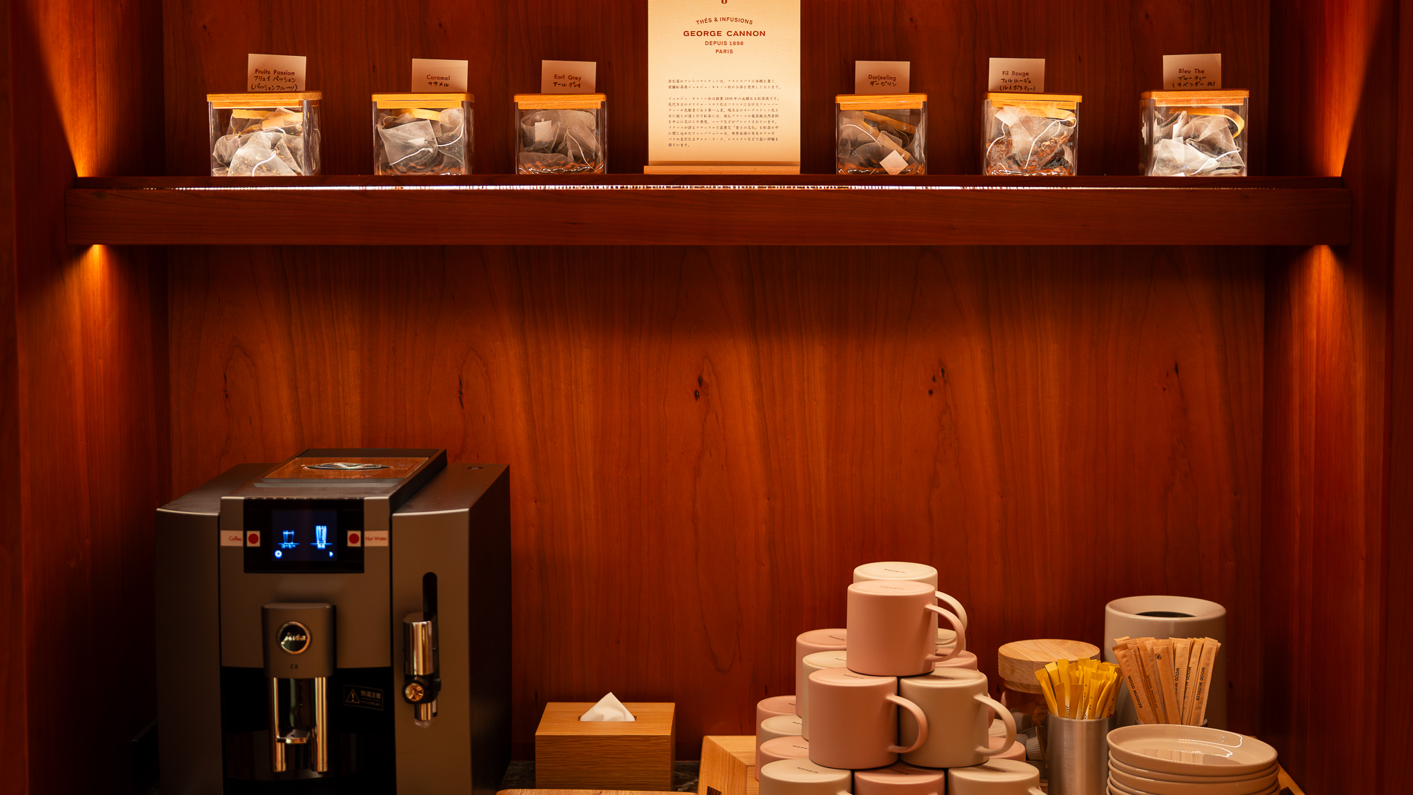 サービスのコーヒーと６種の紅茶