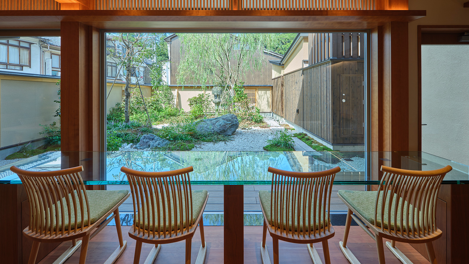 ダイニングから中庭