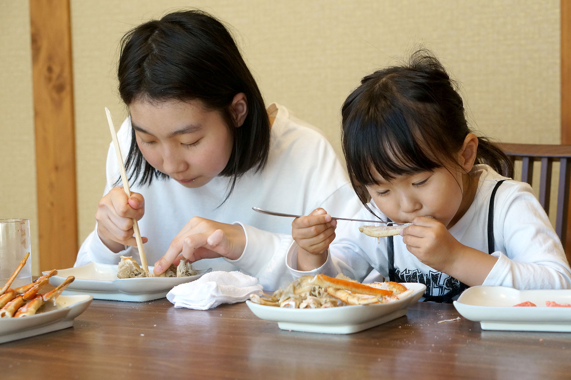 塩釜で蒸し焼きにされたカニは、黙ってしまう美味しさ！