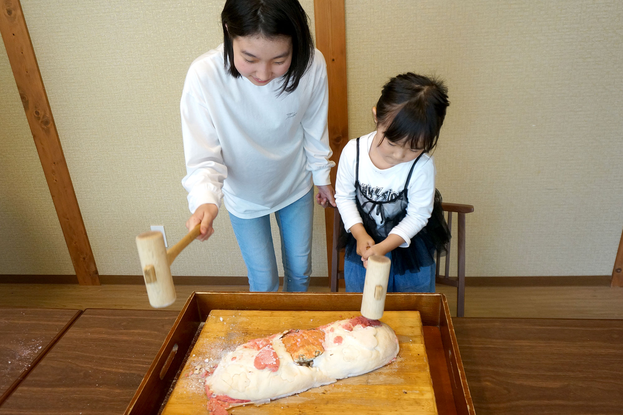 焼きあがった「かにかまくら」を木づちで叩き割るのも楽しみのひとつ☆