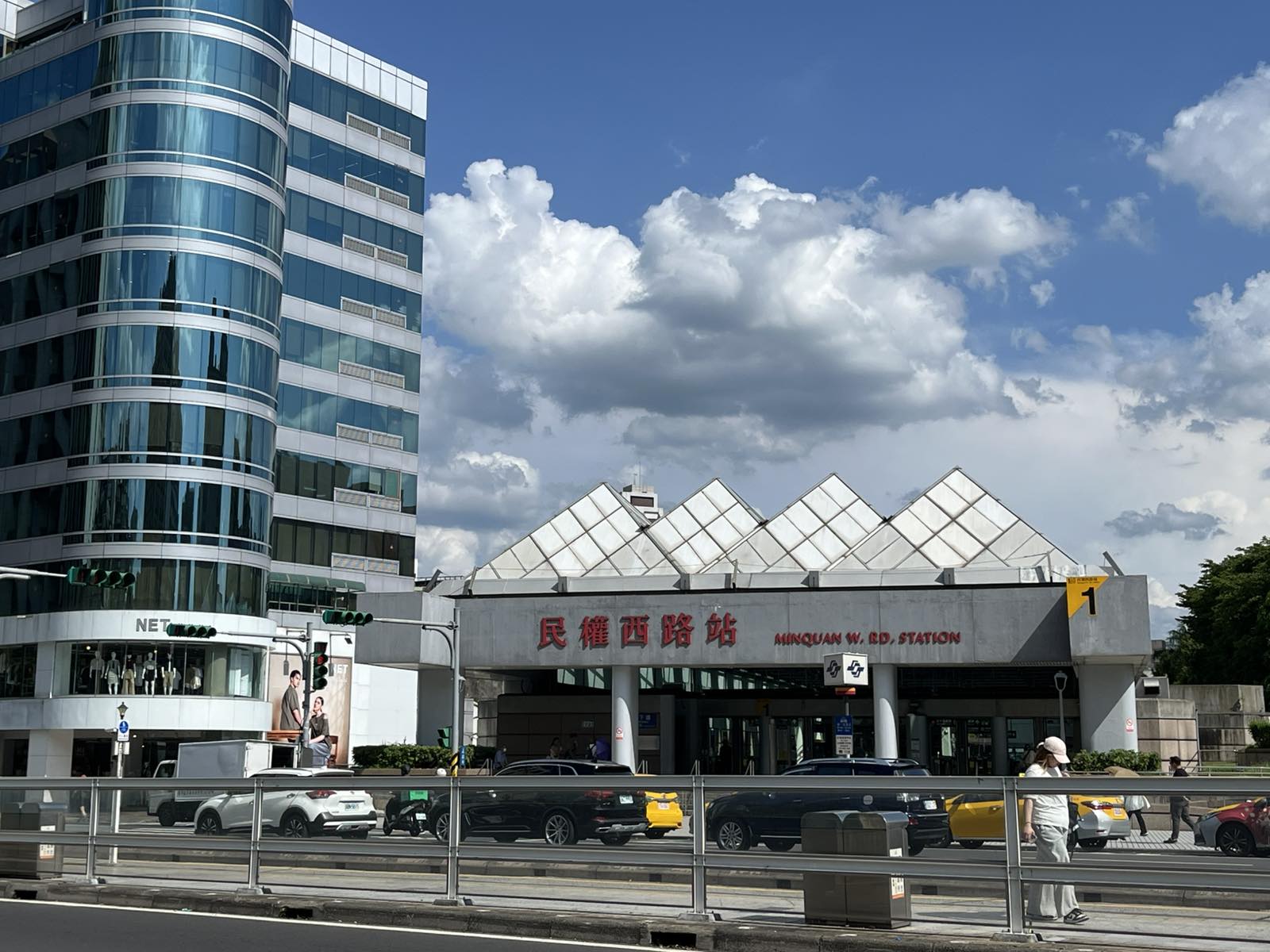 MRT民権西路駅1番出口より徒歩約5分