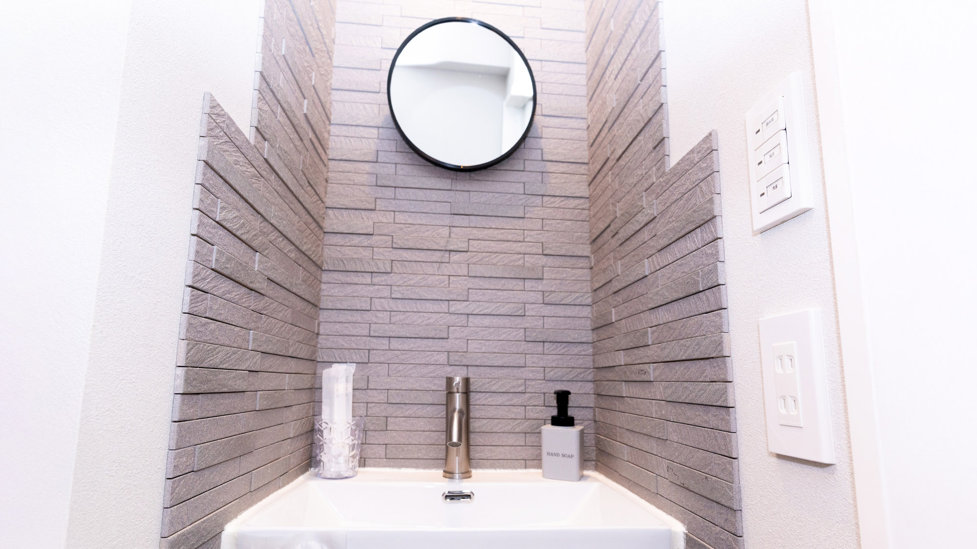 ・【洗面所】スタイリッシュで清潔感があり、朝の支度も気分が上がります