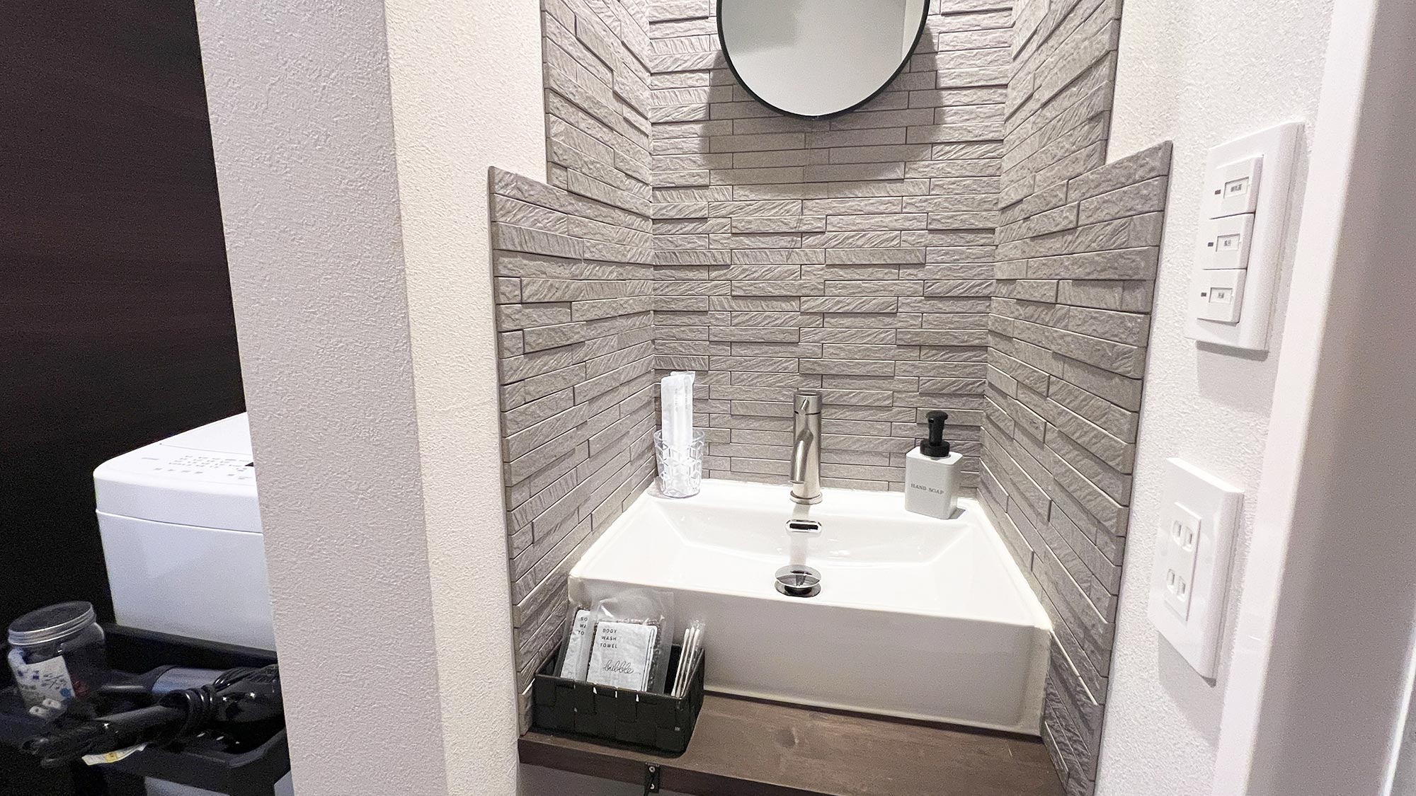 ・【洗面所】シンプルで機能的なデザインの洗面台。手前にちょっとした物がおけるスペースがあり便利です