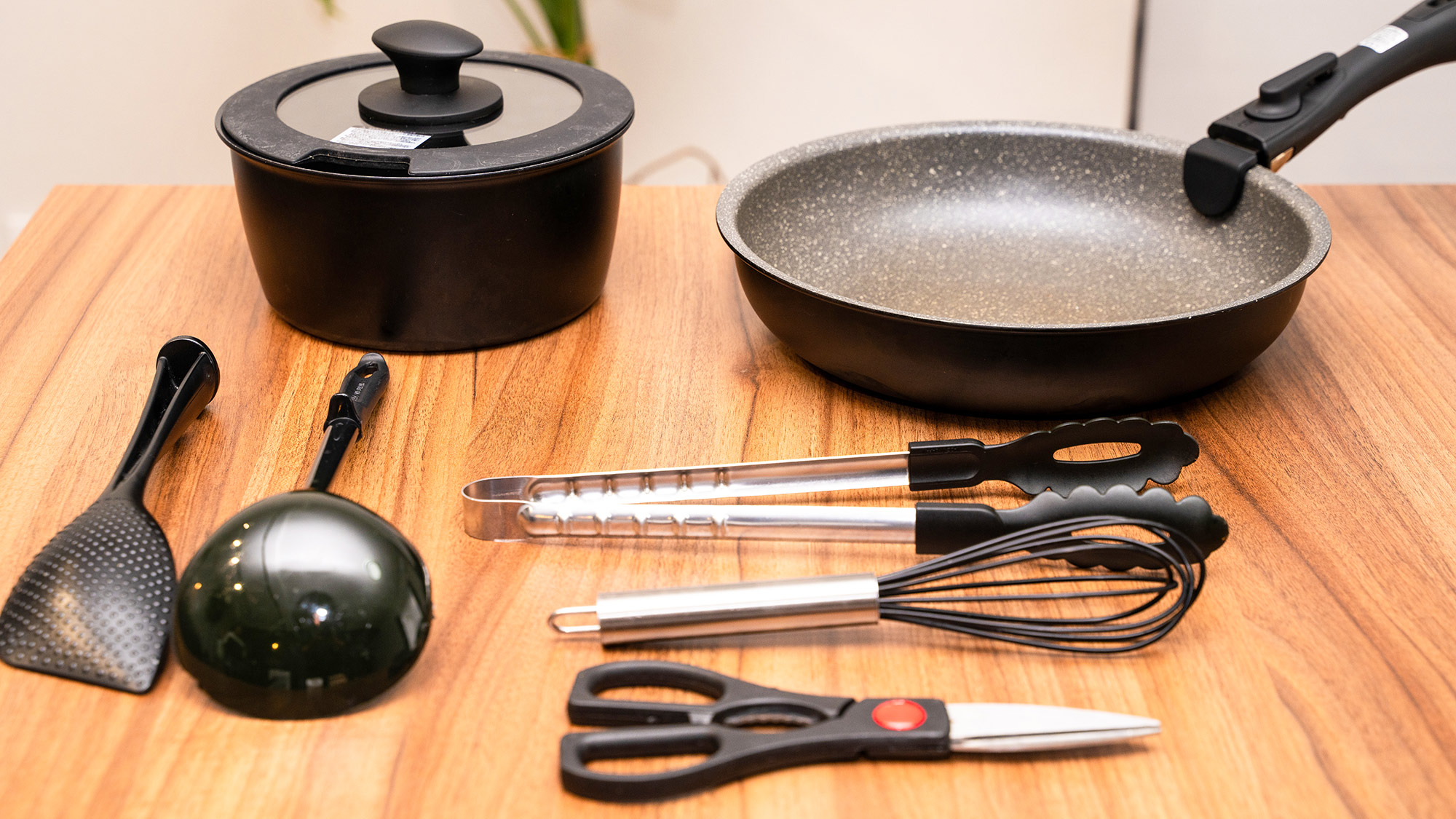 ・【キッチン】フライパンや鍋などの調理器具、電子レンジや電気ポット調理家電を取り揃えております