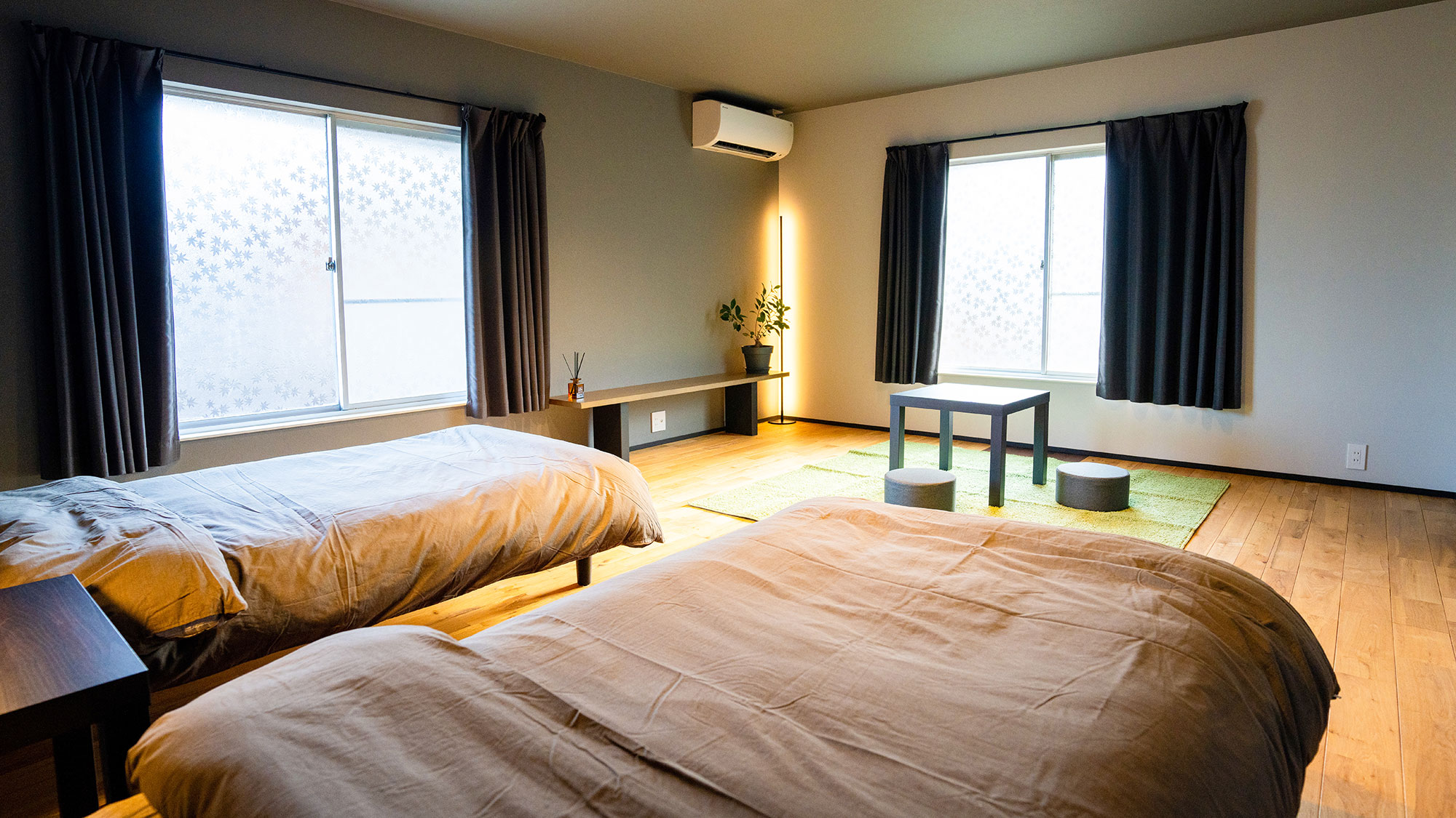 ・【ベッドルーム】二面採光の明るいお部屋。解放感があり、リラックスした滞在をお楽しみいただけます