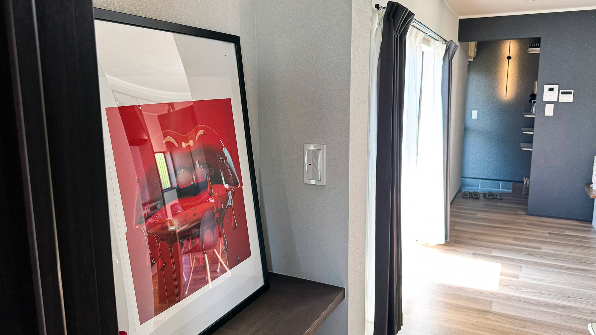 ・【室内】大きな窓から自然光が差し込む心地よい室内。滞在するだけで楽しいスタイリッシュな内装です