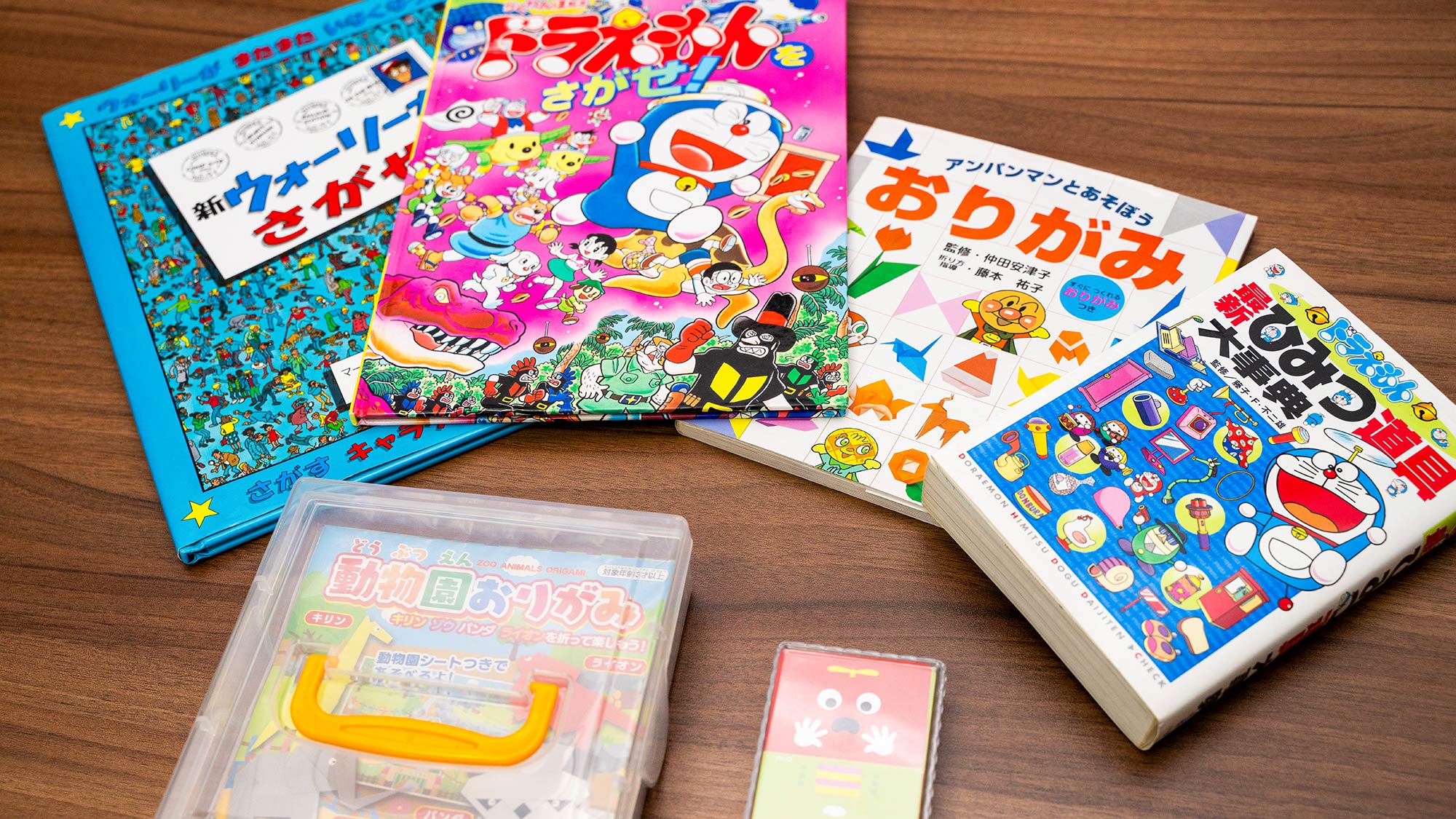 ・【お子様用グッズ】お子様にもお楽しみいただける本や折り紙を取り揃えております
