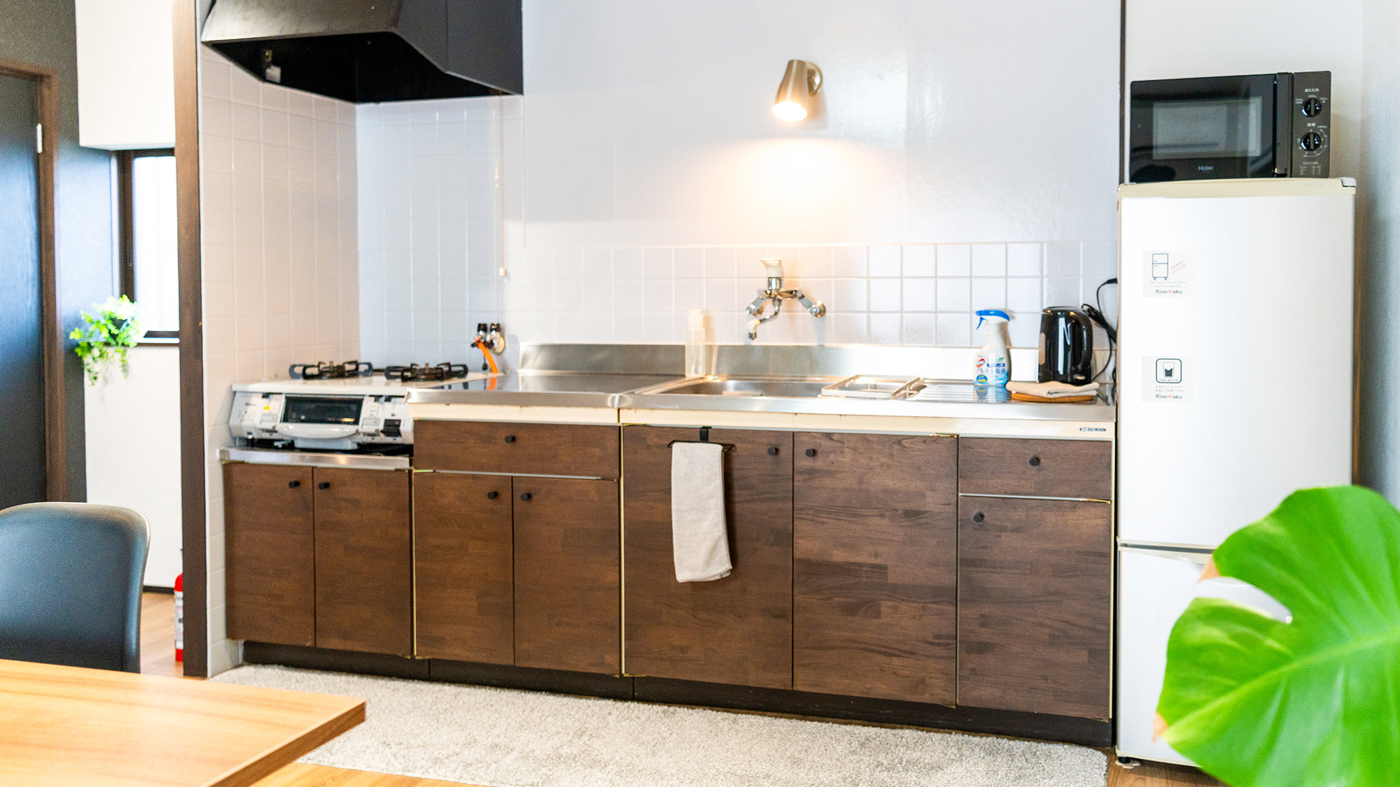 ・【キッチン】電子レンジや電気ポットを備え、テイクアウトのご当地グルメなど調理ができます