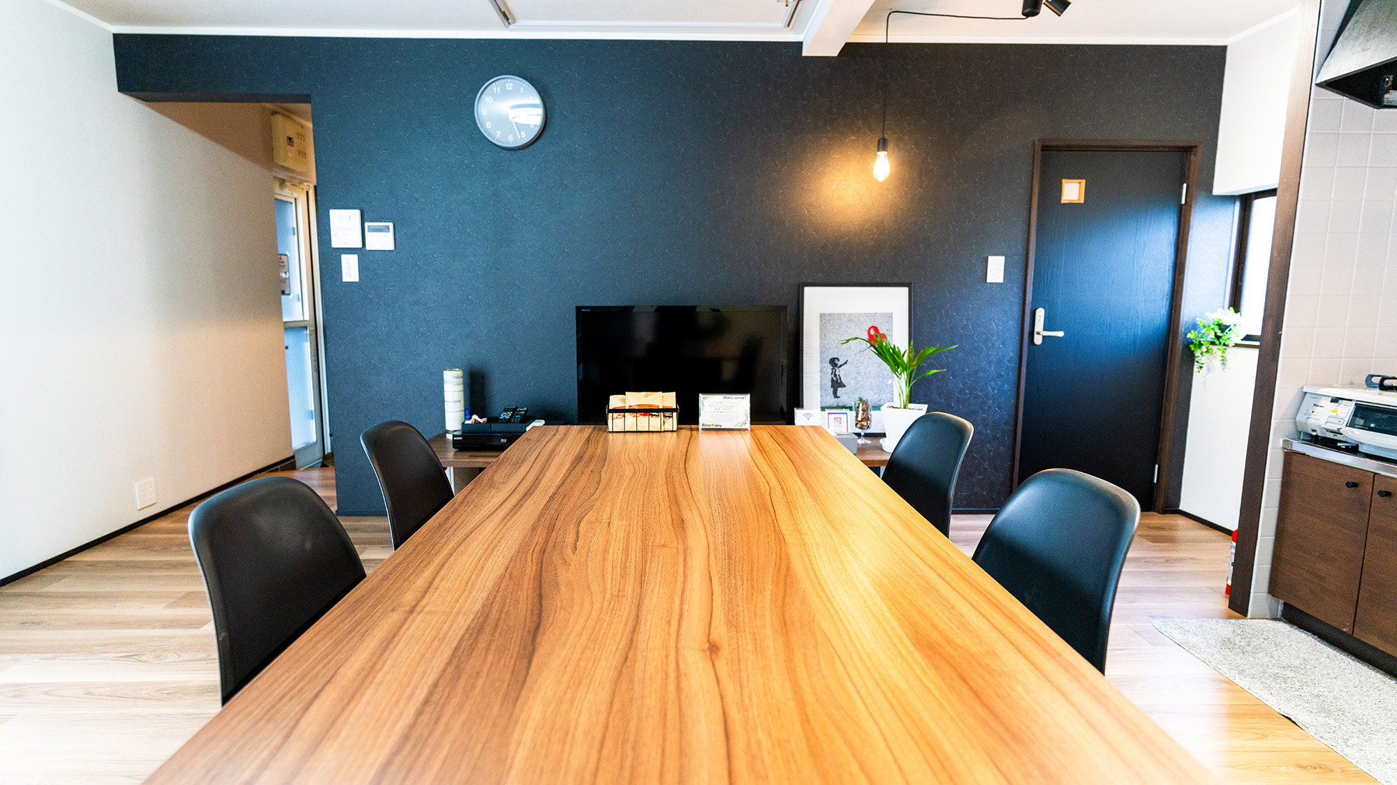 ・【ダイニングルーム】木の温もりや自然光の温かさを感じられます。安らぎのひと時をお過ごしください