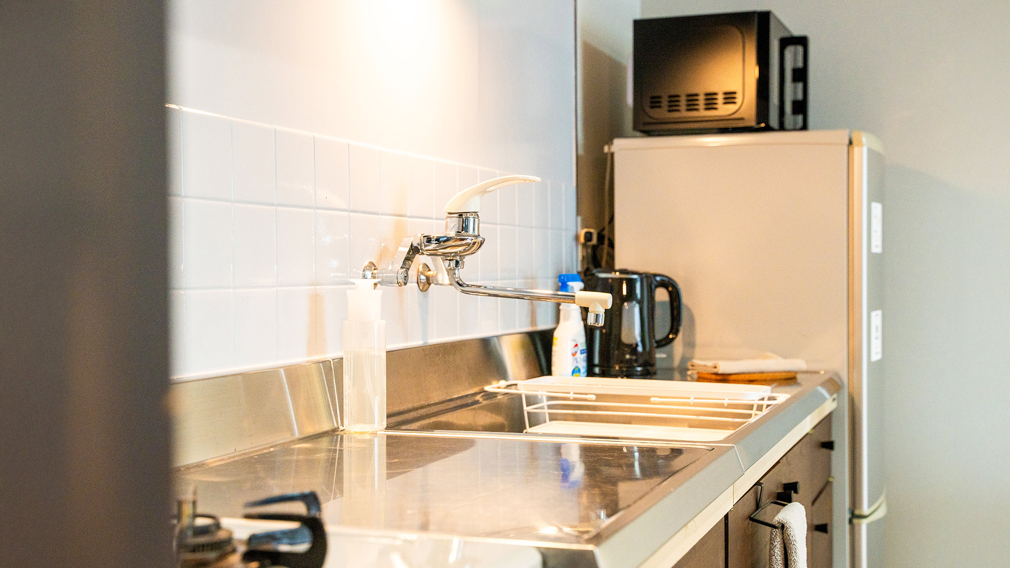 ・【キッチン】並んで使えるサイズのキッチンです。ワイワイと一緒に調理するのも旅の思い出