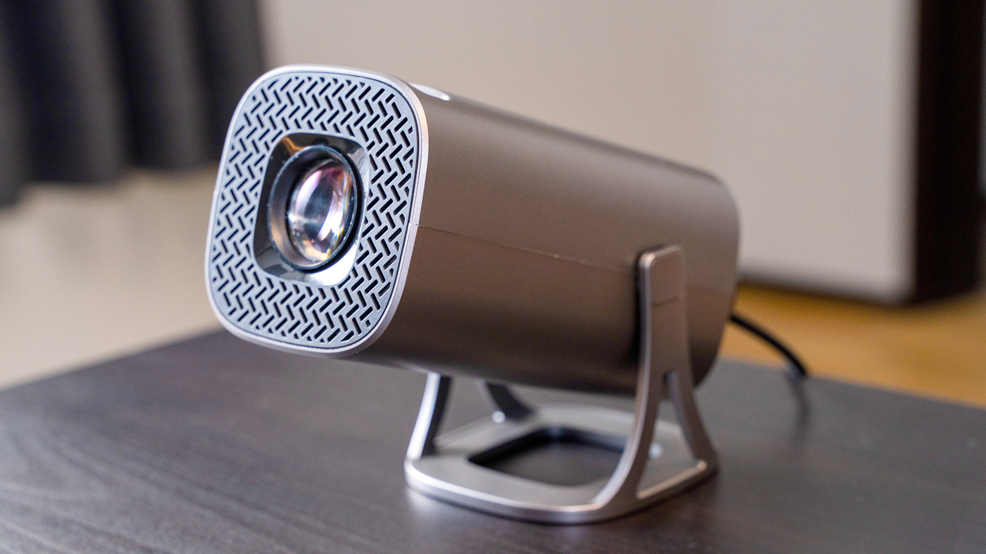 ・【ベッドルーム】寝室にはプロジェクターを完備。おやすみ前のプライベートシネマで贅沢な時間を