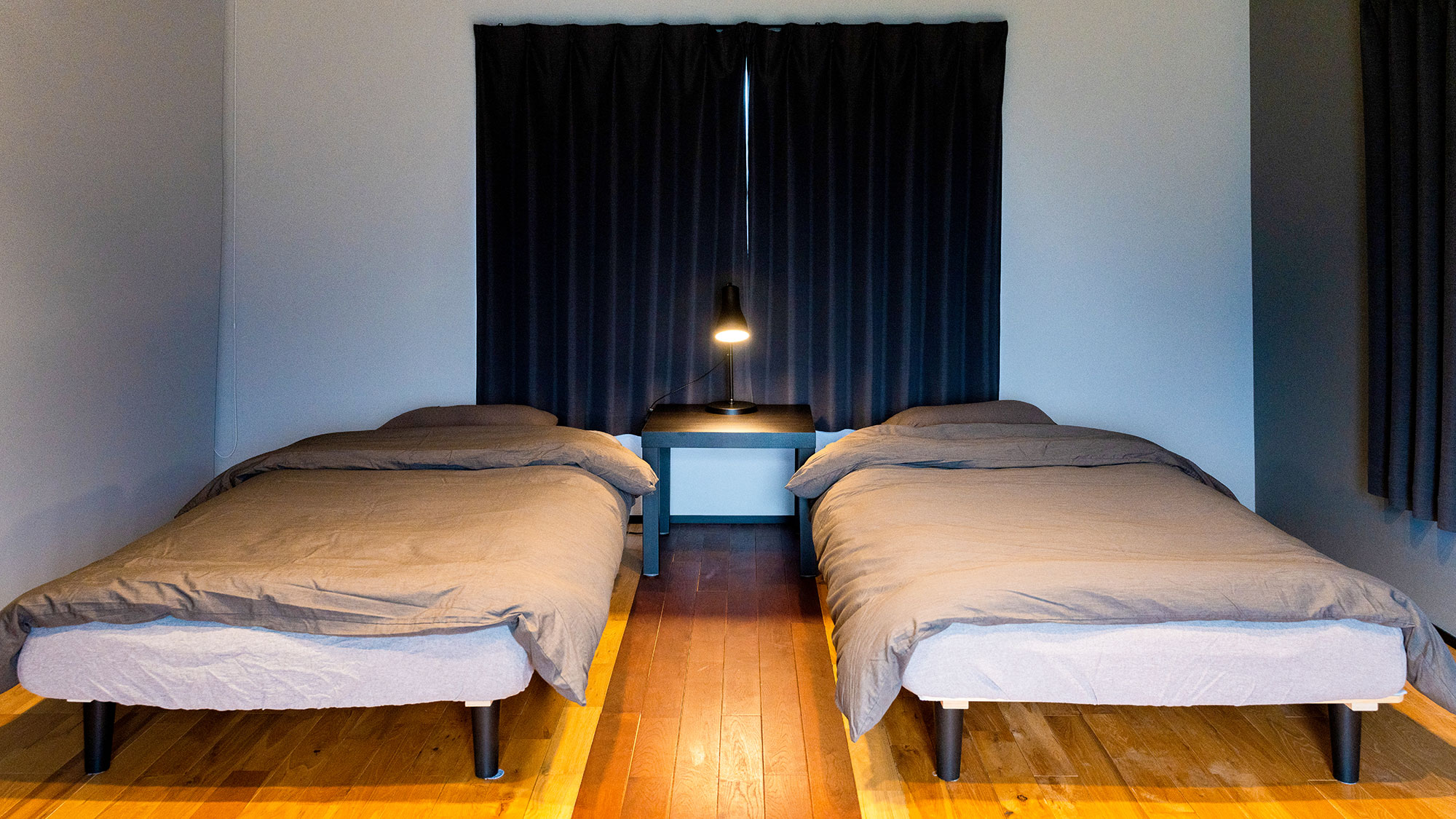 ・【ベッドルーム】シングルベッドを2台設置。スペースをしっかり確保してお寛ぎいただけます