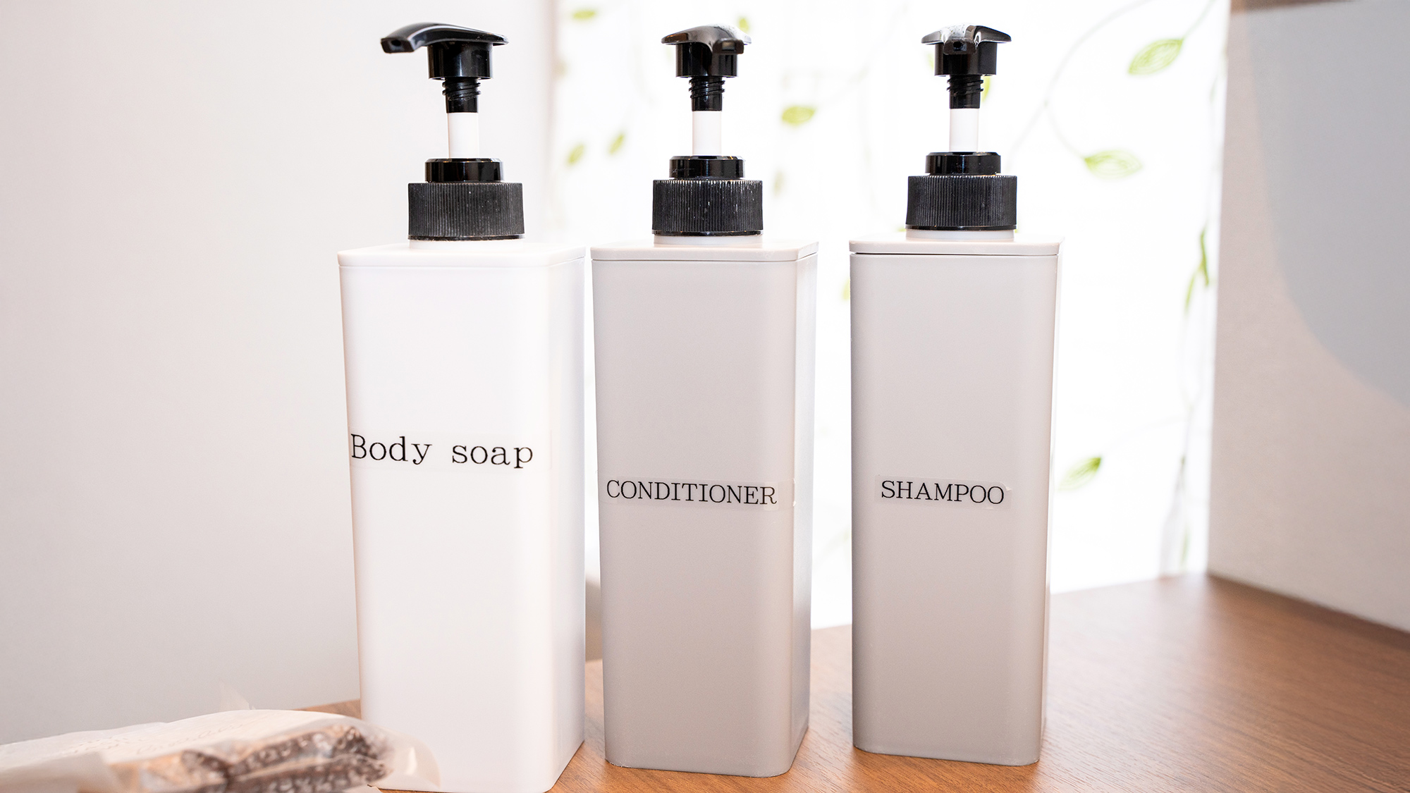 ・【バスアメニティ】浴室内にシャンプー、コンディショナー、ボディソープのご用意がございます