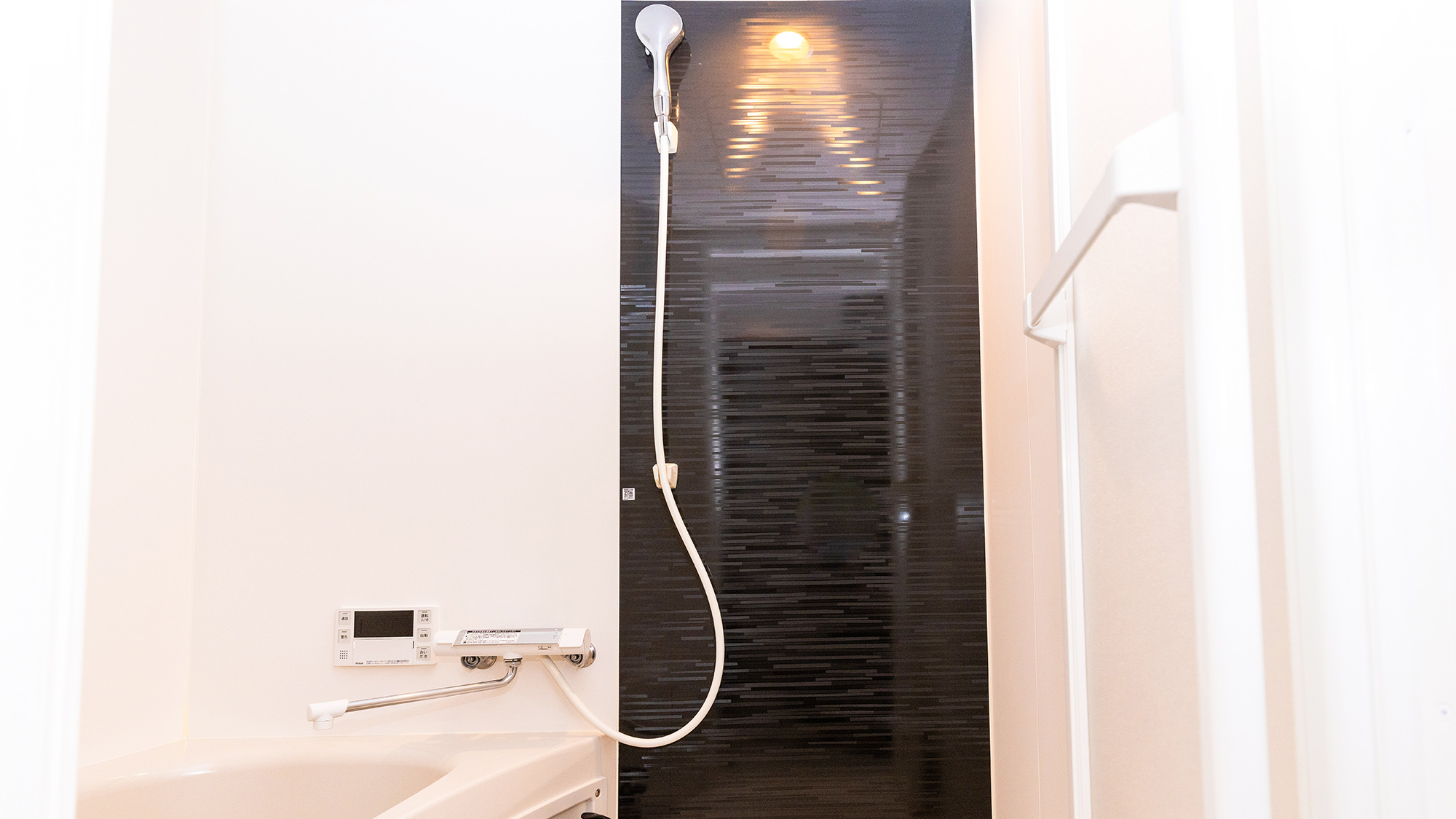 ・【浴室】シックな色合いが心を落ち着かせるデザイン。心身ともにおくつろぎください