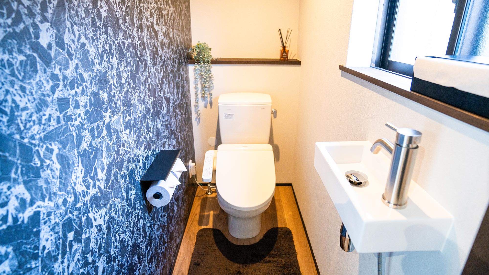 ・【トイレ】温水洗浄機能付便座を備えたトイレ。快適にご利用いただけます