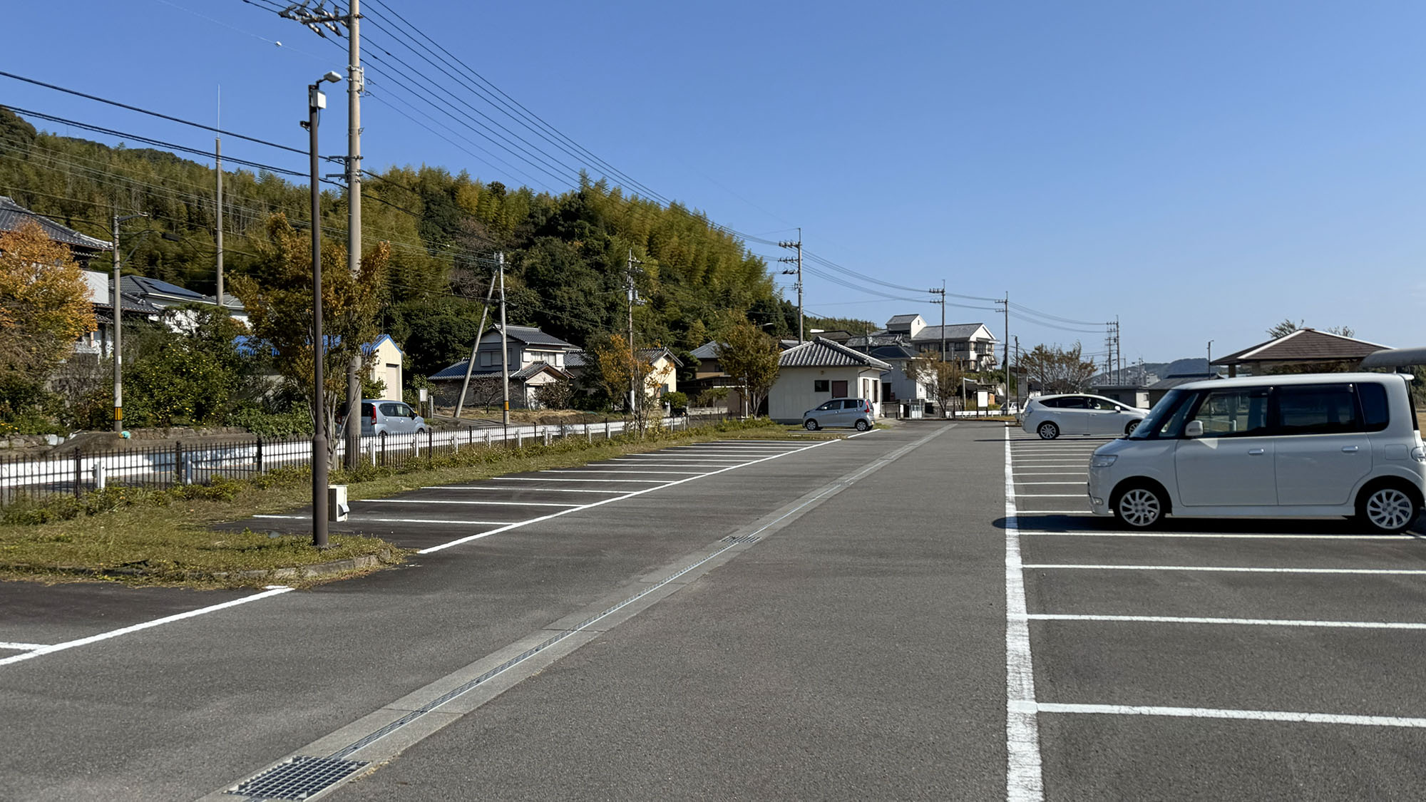 ・【駐車場】大通りから入る道が狭いため、大通り向かいの防災公園駐車場をご利用ください