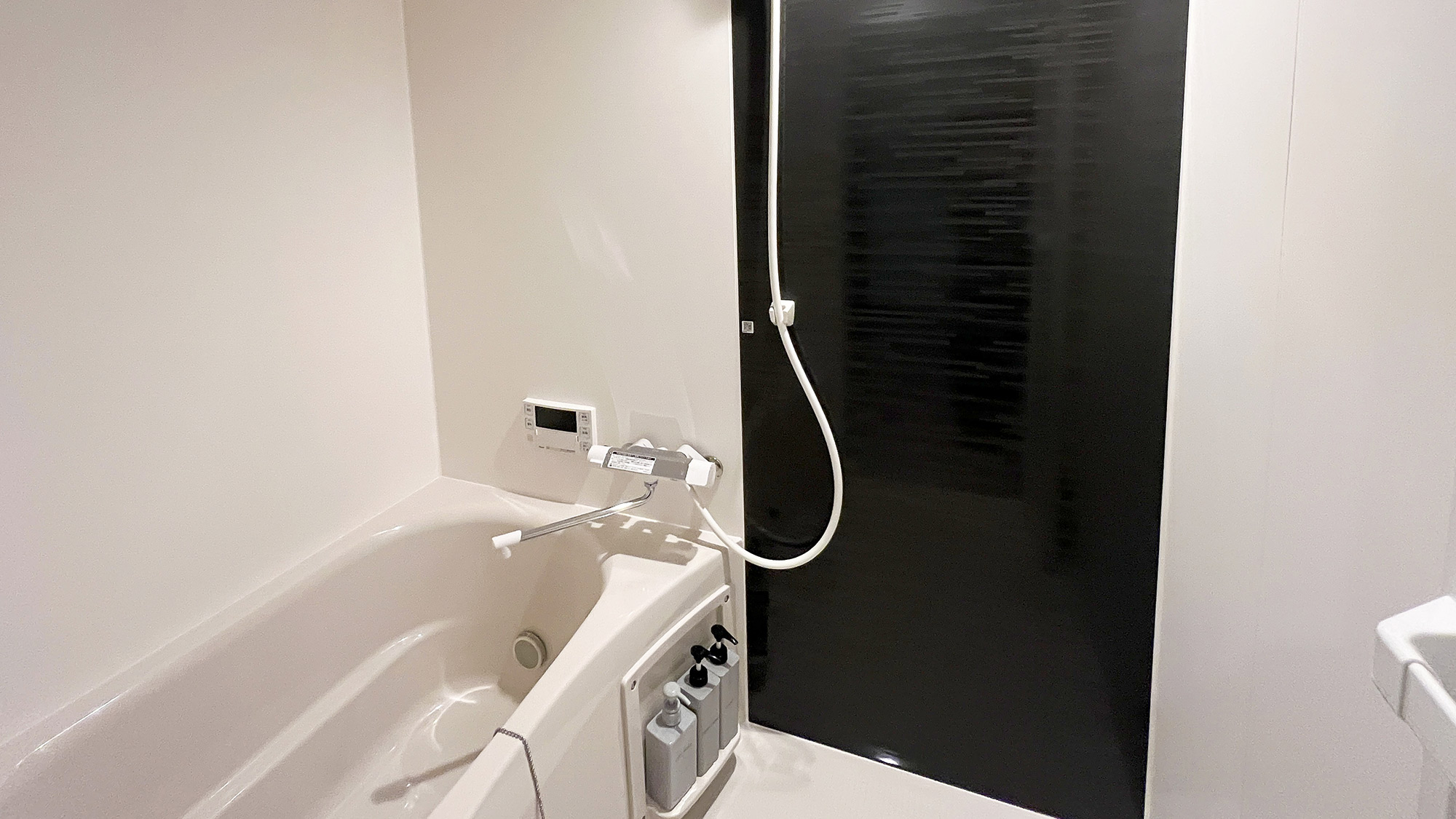 ・【浴室】身体を温め、疲れを癒すバスタブ付き。湯船にのんびり浸かってリフレッシュしてください