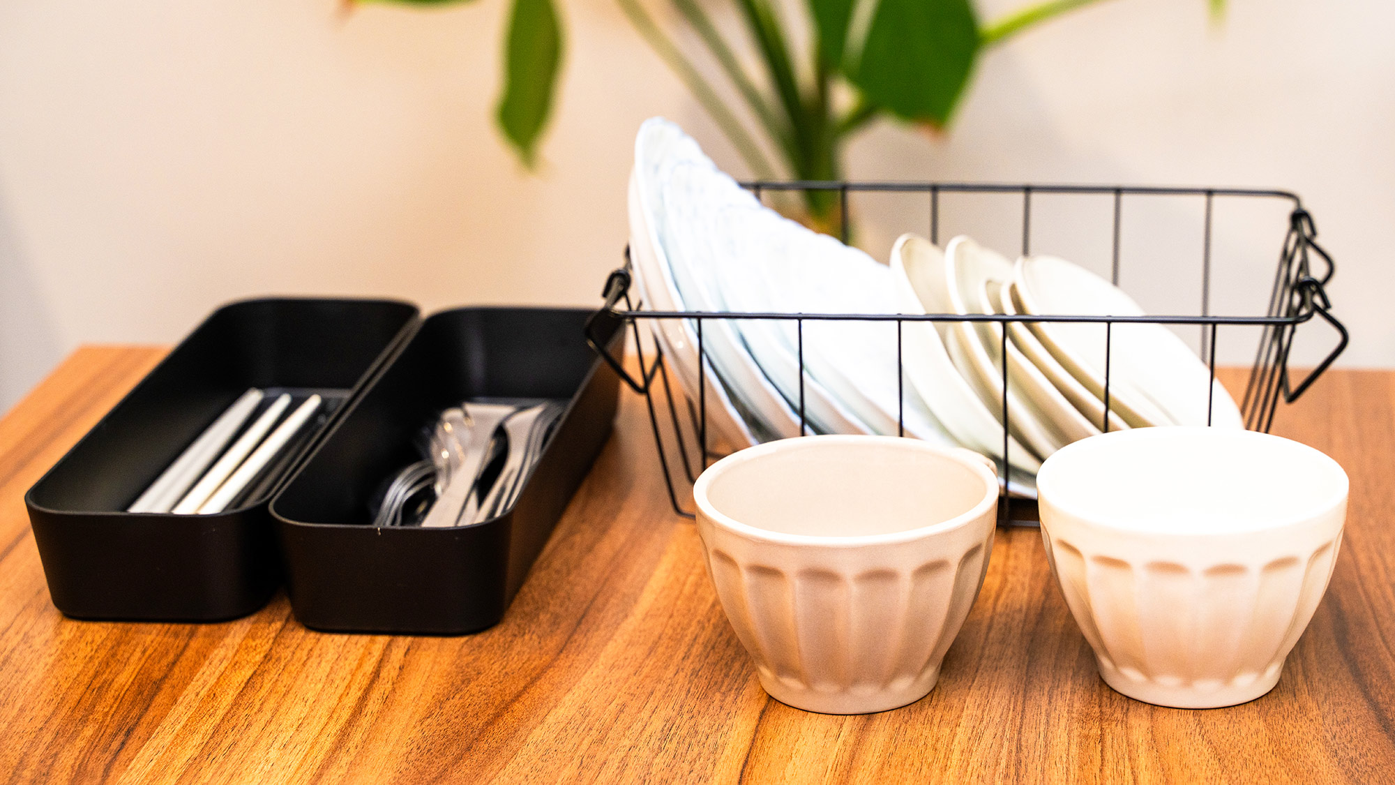 ・【キッチン】カップやお皿、カトラリーは多様なご用意がございます。お料理に合わせてご利用ください