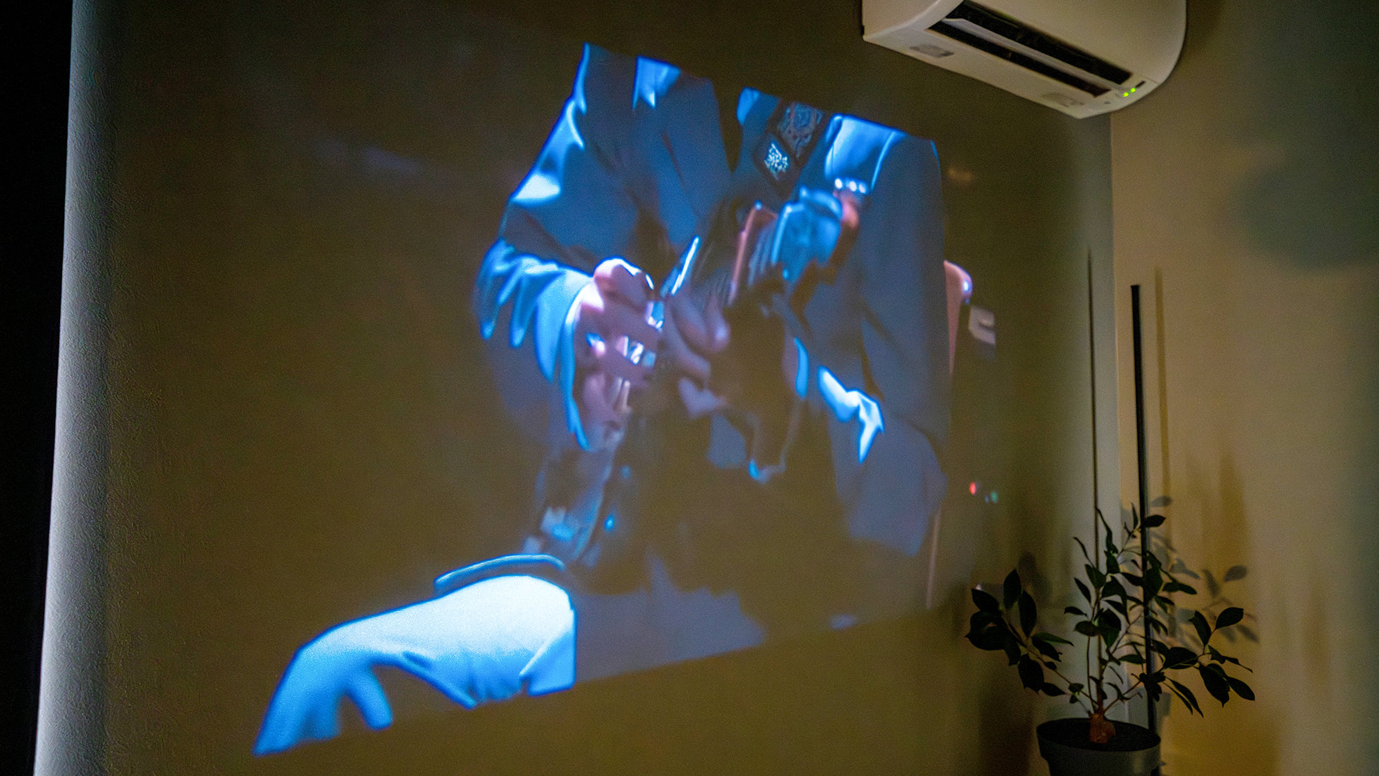 ・【ベッドルーム】寝室が特別なシアターに。ゆっくりとくつろぎながら今宵の映画の世界へ