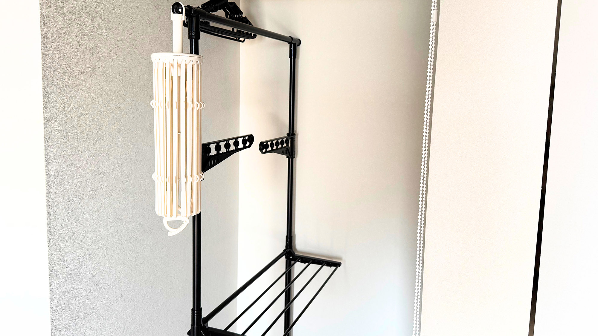 ・【室内設備】室内干しスタンド設置。天候を気にせず洗濯物を干せて便利です