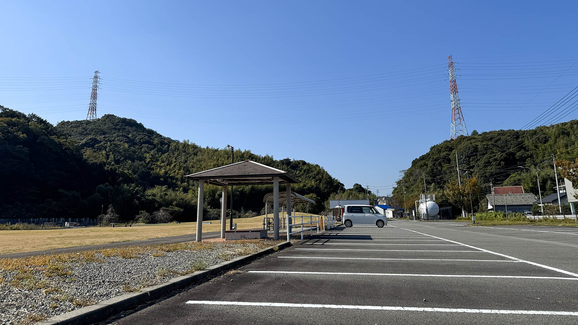 ・【駐車場】駐車場から当館までは駐車場横の県道から地蔵寺方面へ徒歩1分程度です