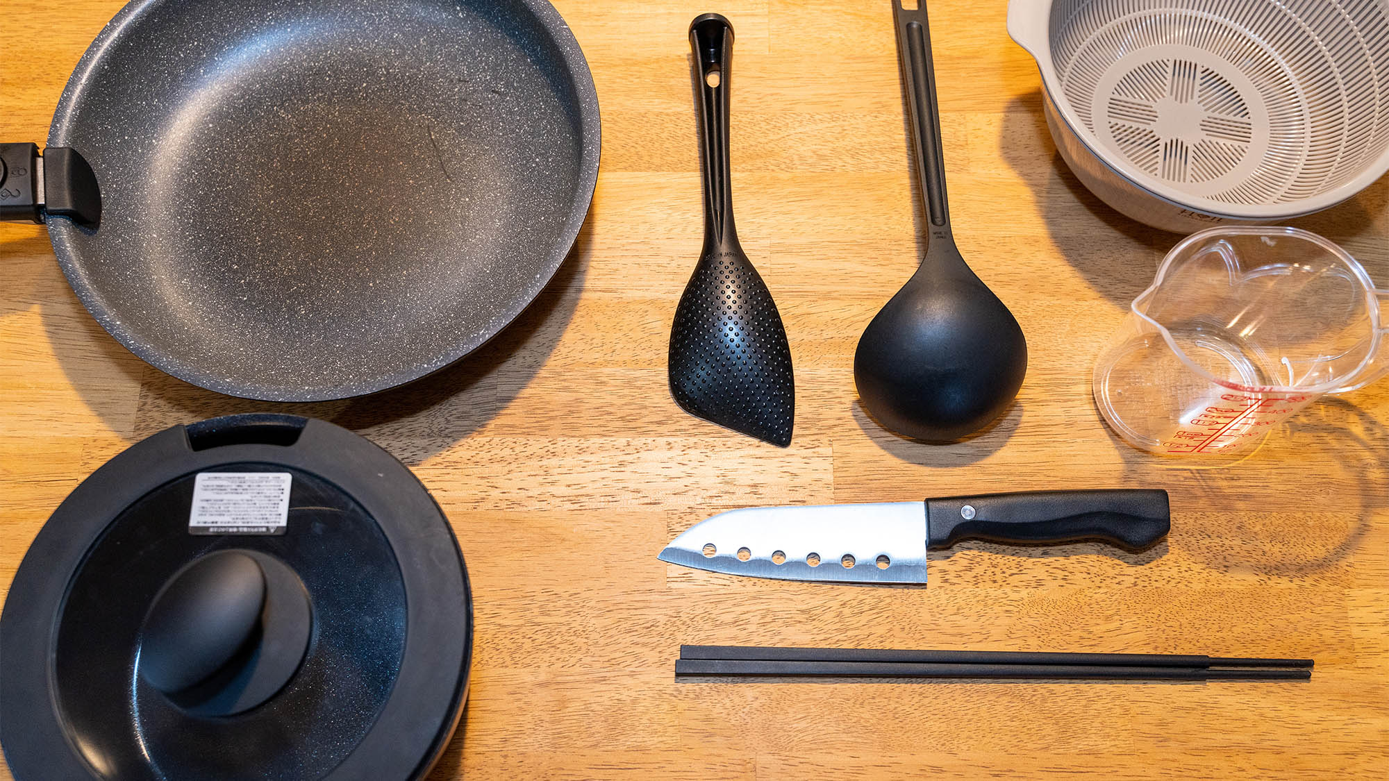 ・【調理器具】フライパン　包丁　おたま　計量カップなど必要なものが揃っています