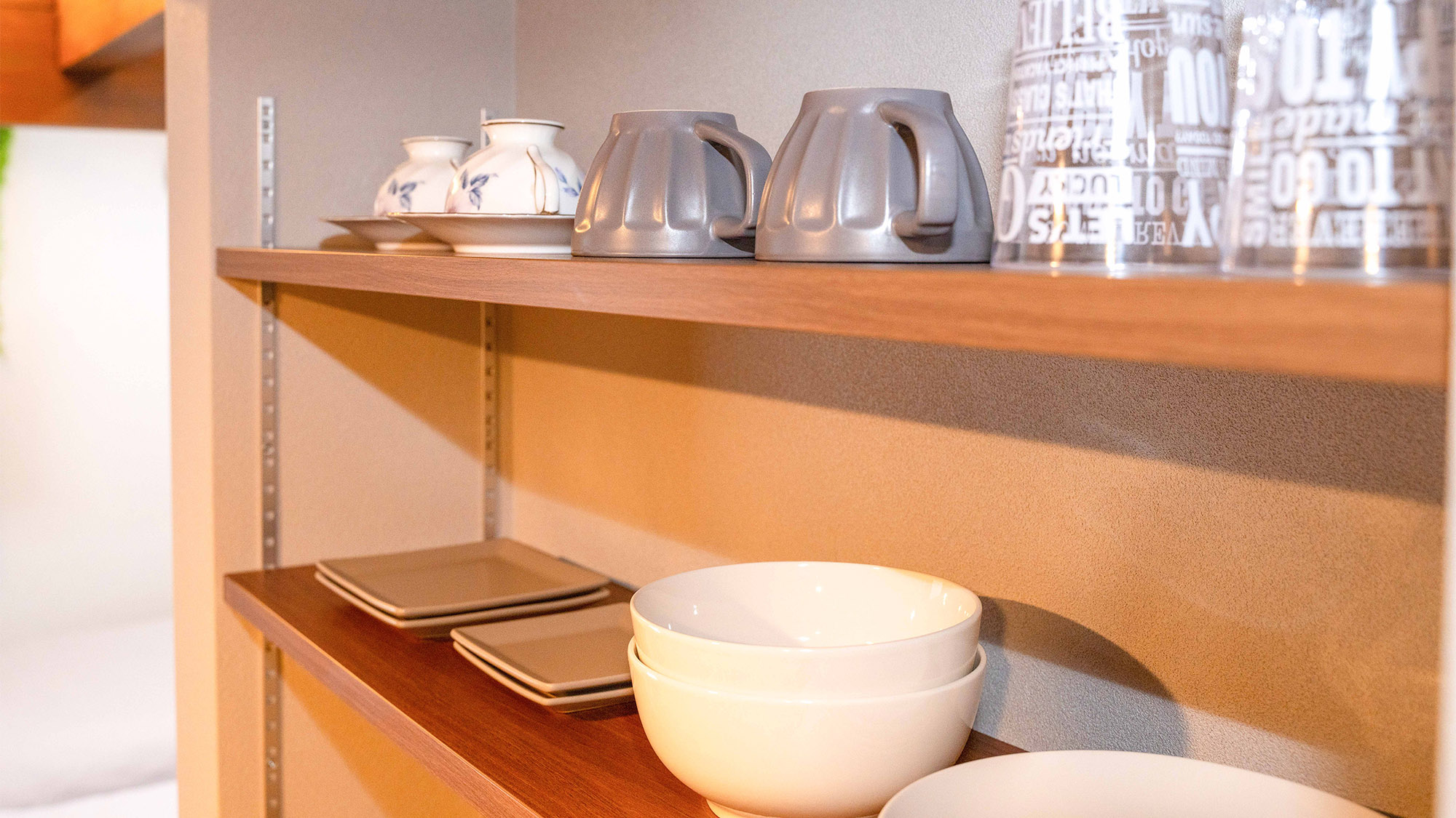 ・【食器】温かい手料理を楽しめるよう食器を完備　長期滞在にも便利にお使いいただけます