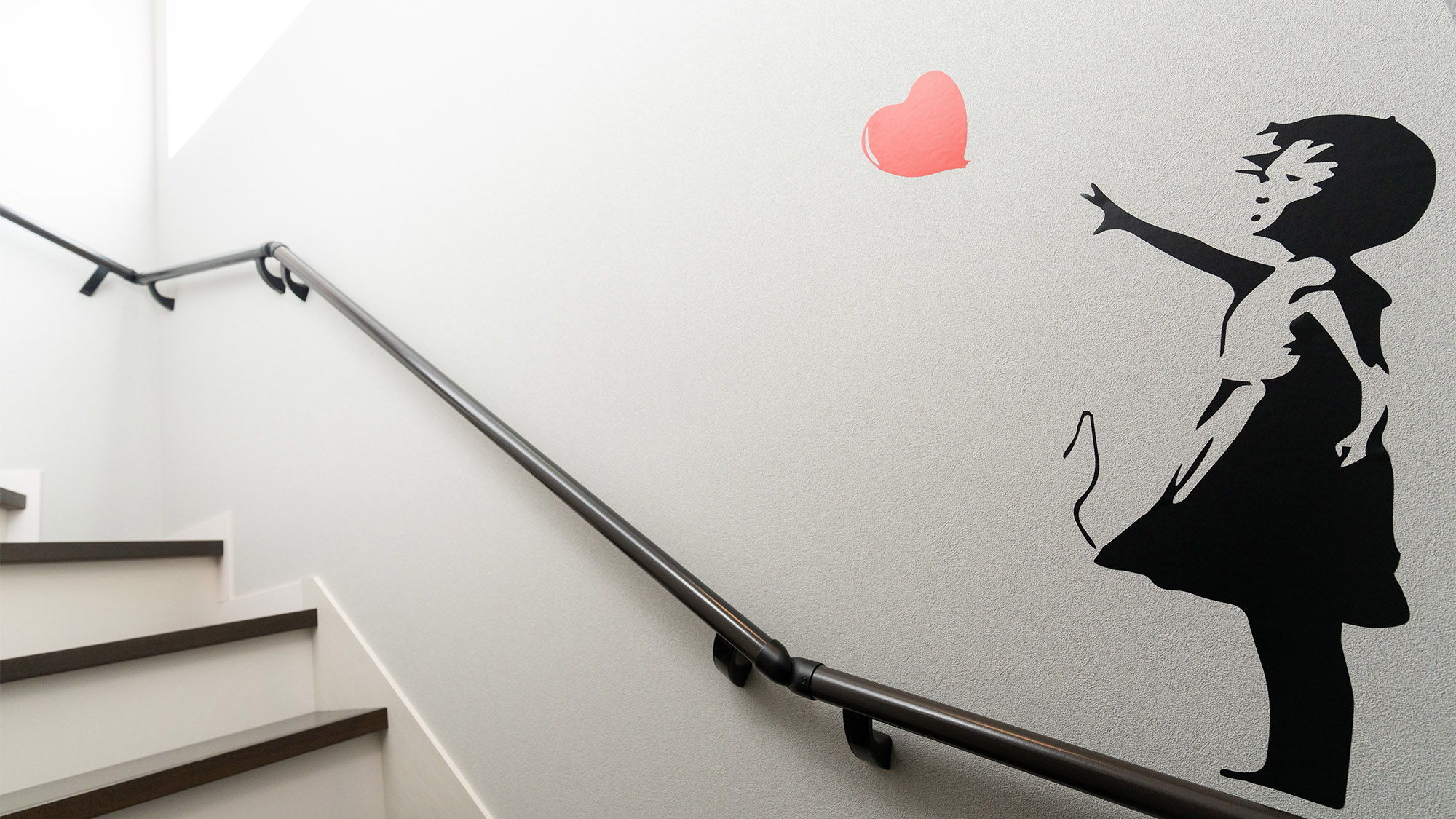 ・【階段】壁の絵が印象的なおしゃれなデザイン　上質な空間を演出